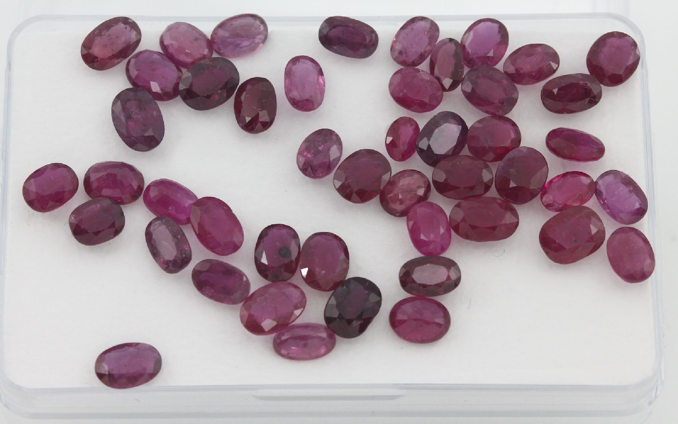 Detail a: Lot lose Rubine zus. ca. 20.10 ct, ovalfacett., versch. Größen, Farben und Qualitäten