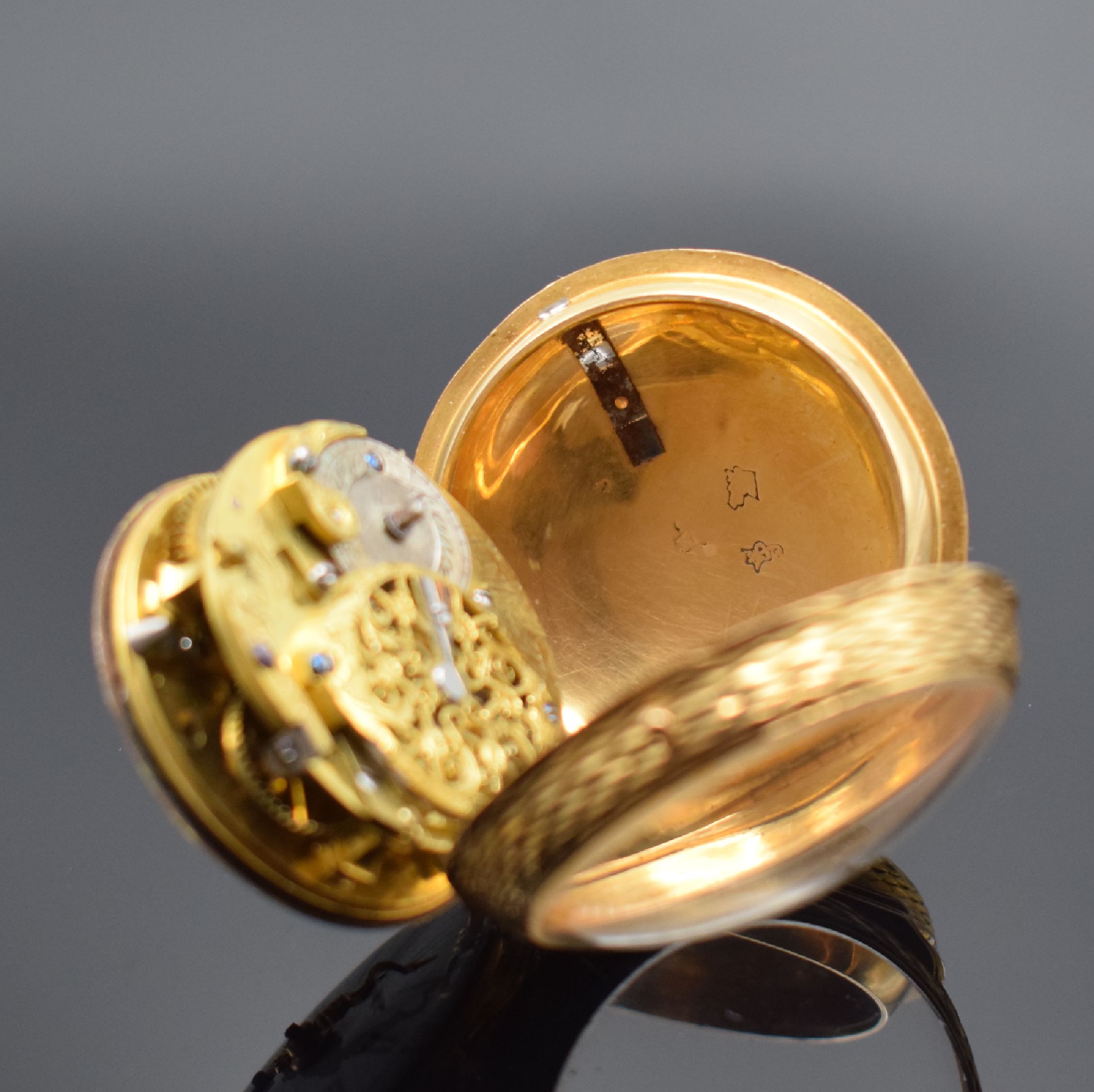 Detail c: FIEFFE LE FILS Paris Spindeltaschenuhr in GG 750/000, Frankreich um 1750, sehr schönes aufwendig ziseliertes Gehäuse, Emailzifferbl. m. röm. ...