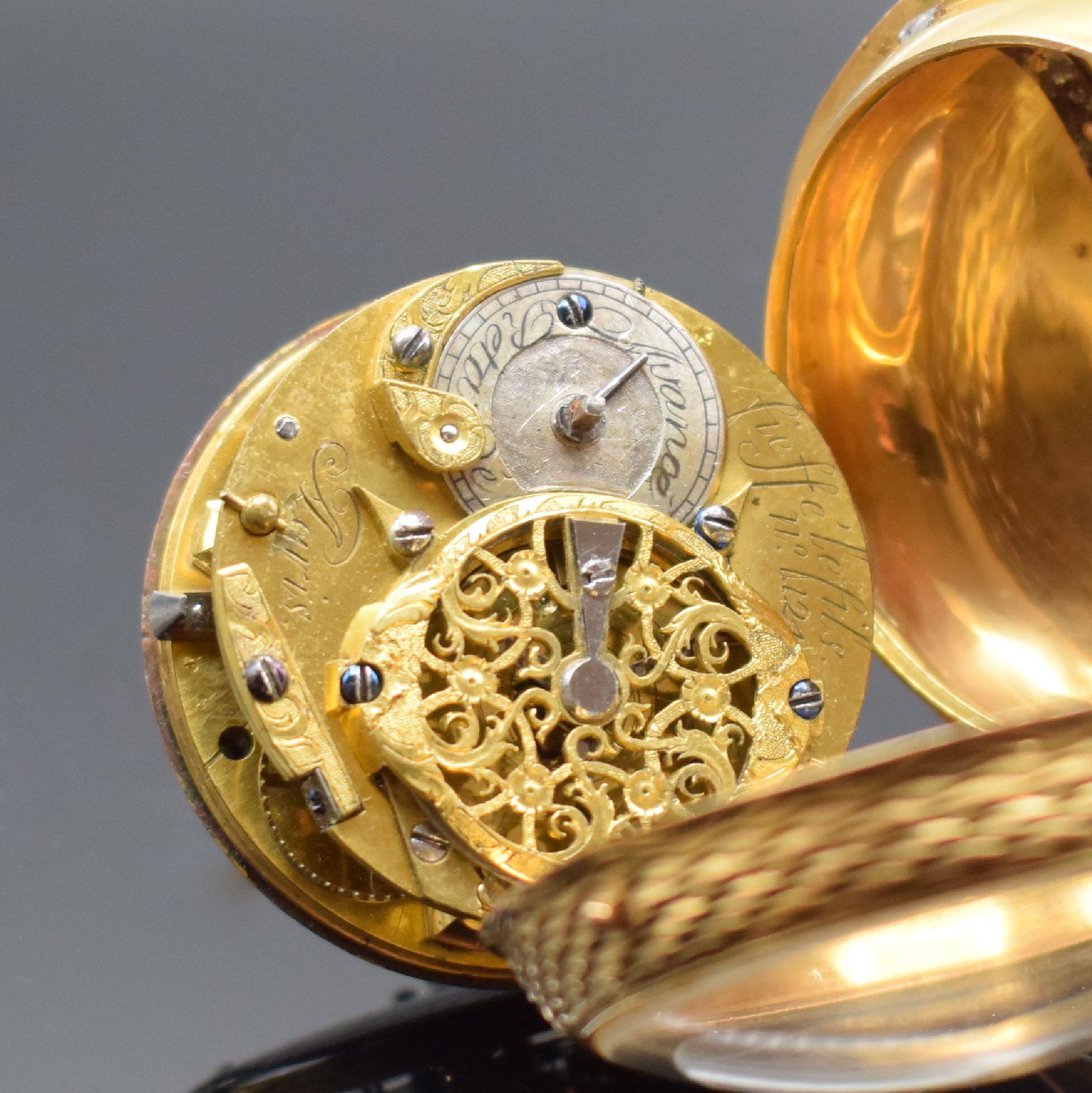 Detail d: FIEFFE LE FILS Paris Spindeltaschenuhr in GG 750/000, Frankreich um 1750, sehr schönes aufwendig ziseliertes Gehäuse, Emailzifferbl. m. röm. ...