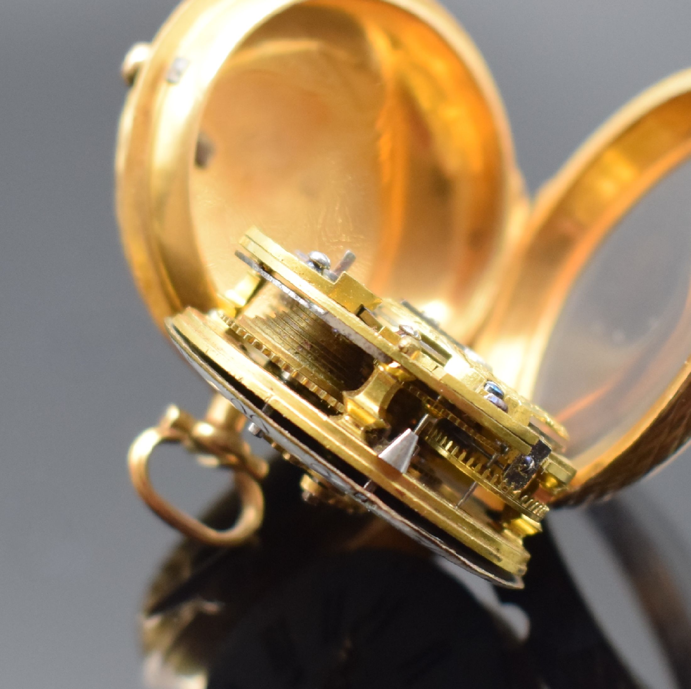 Detail e: FIEFFE LE FILS Paris Spindeltaschenuhr in GG 750/000, Frankreich um 1750, sehr schönes aufwendig ziseliertes Gehäuse, Emailzifferbl. m. röm. ...
