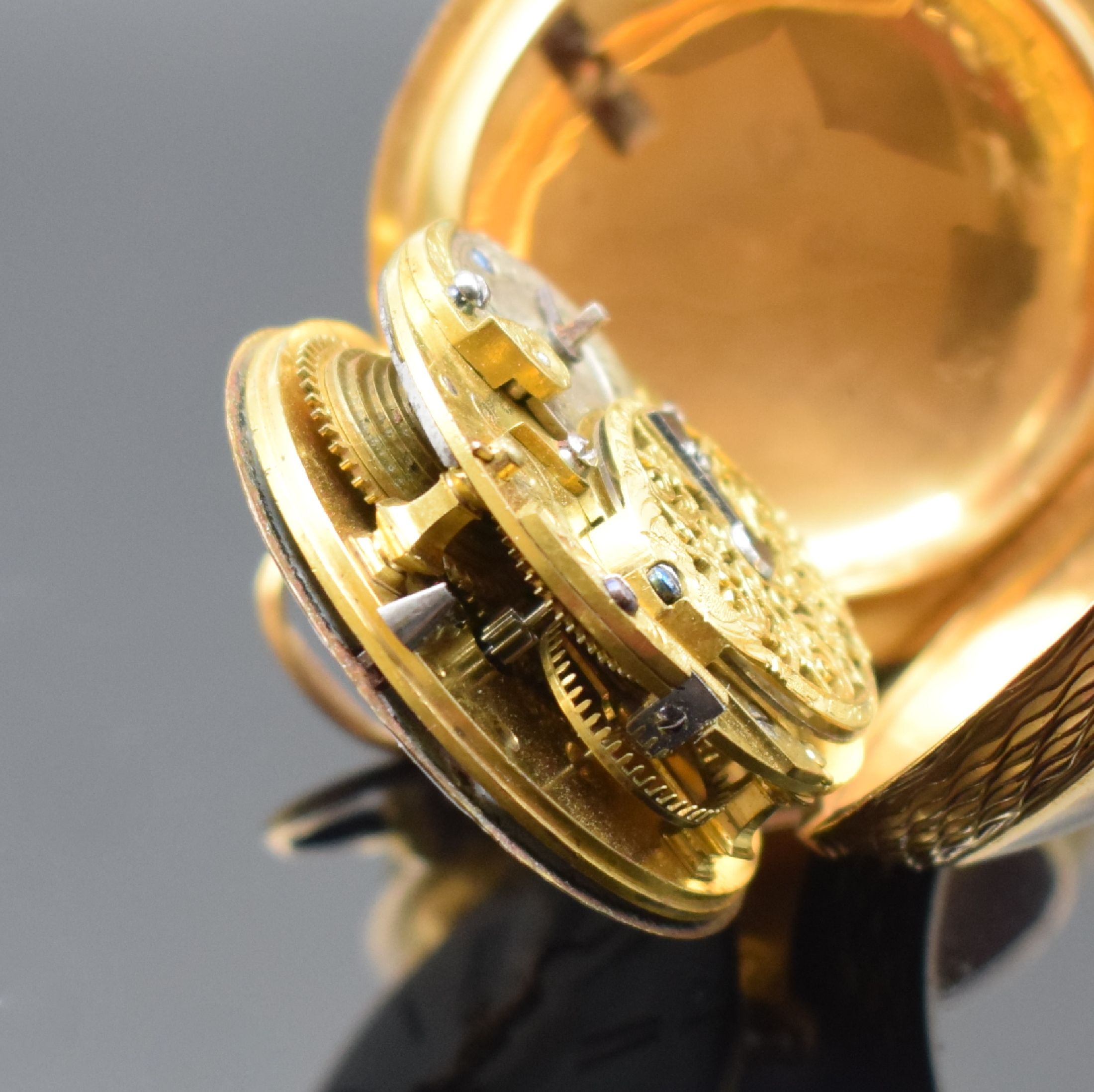 Detail f: FIEFFE LE FILS Paris Spindeltaschenuhr in GG 750/000, Frankreich um 1750, sehr schönes aufwendig ziseliertes Gehäuse, Emailzifferbl. m. röm. ...
