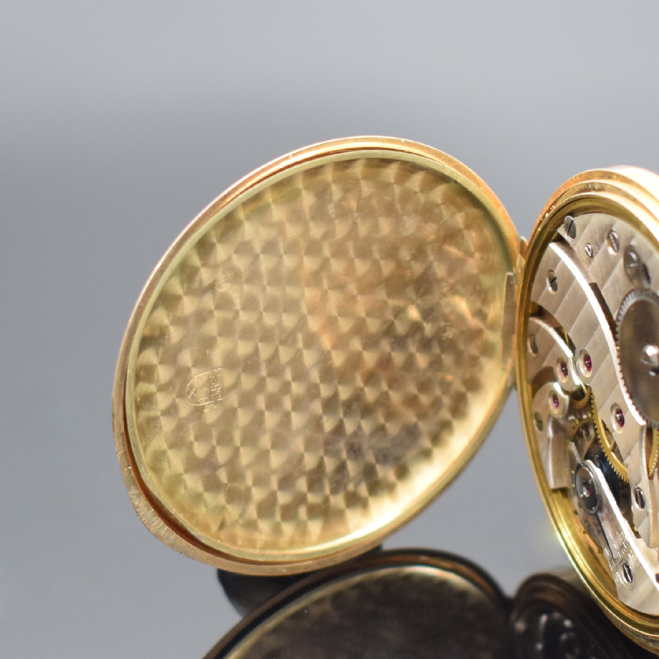 Detail d: SILVANA offene Taschenuhr in RoseG 585/000, Schweiz um 1924, 2-Deckel Goldgeh., Cuvette m. Widmung, Rückseite m. Strahlendekor & Monogramm, ...