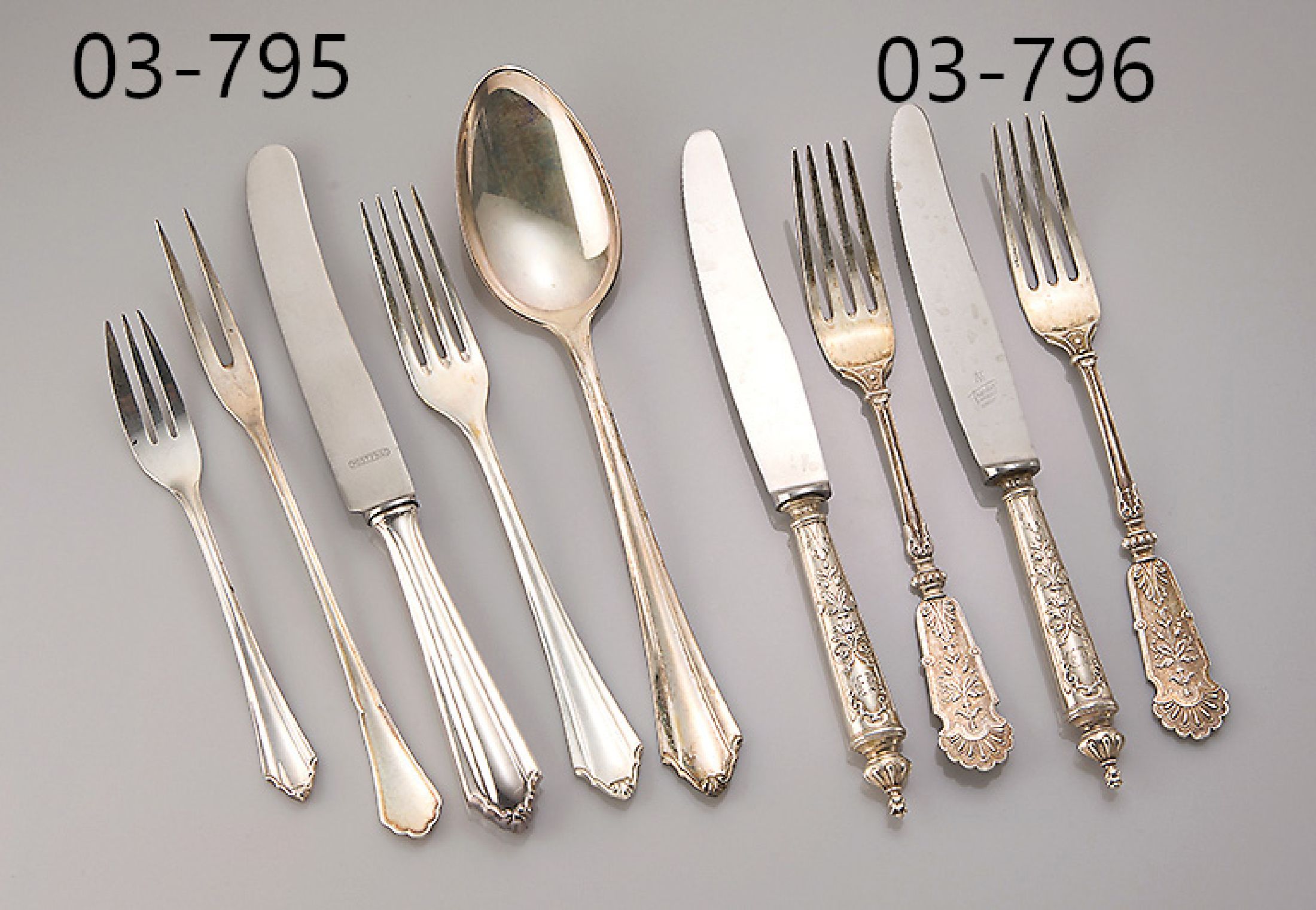 Silberbesteck für 6 Personen, 800er Silber,best. aus: 6 Menuelöffel, 6 Menuegabeln, 6 Menuemesser, 6 Kuchengabeln, 3 Wurstvorlegegabeln, Gewicht ...