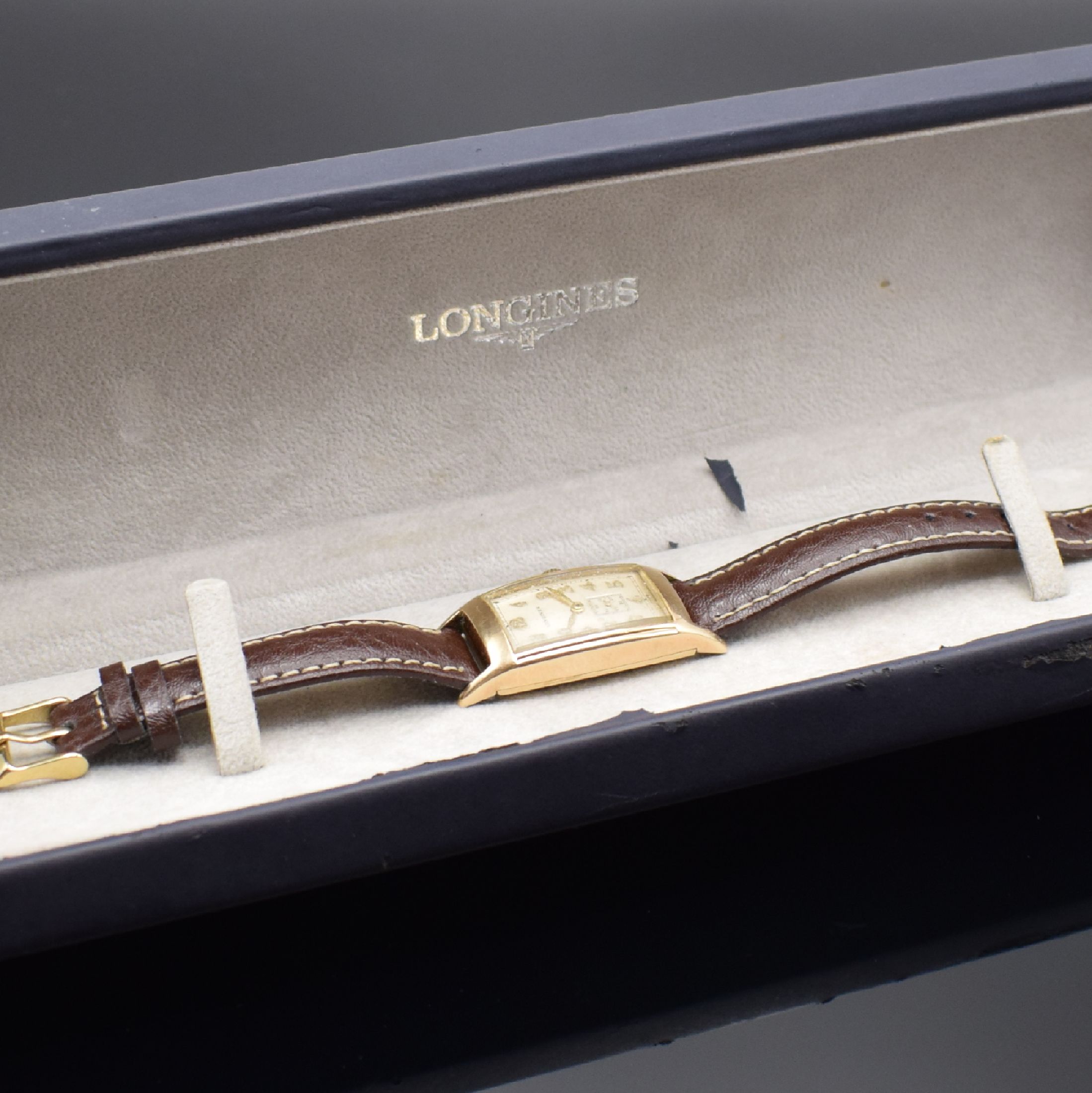Detail e: LONGINES tonneauförmige, 10k Gold filled Armbanduhr, Schweiz/USA um 1937, Handaufzug, 2-teil. Geh., Boden aufgedr., silb. Zifferbl. altersbed. ...