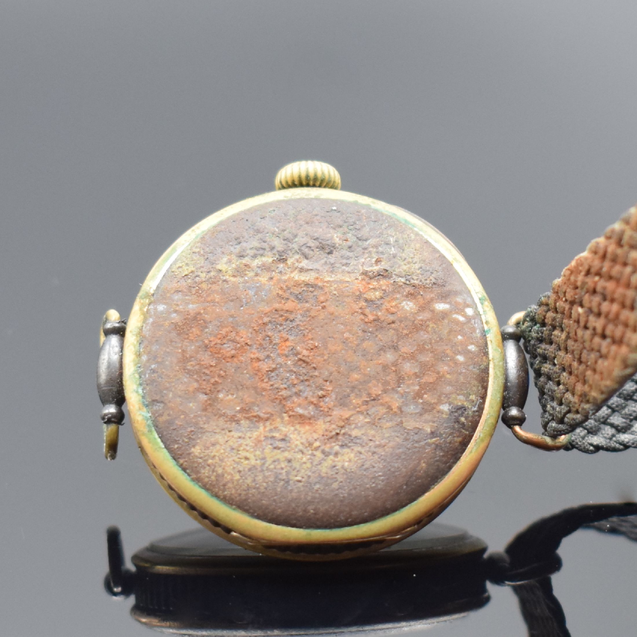 Detail b: LONGINES frühe Herrenarmbanduhr, Handaufzug, Schweiz um 1914, brüniertes Geh., Scharnierboden altersbed. oxidiert/rost., Cuv. m. Schriftzug ...