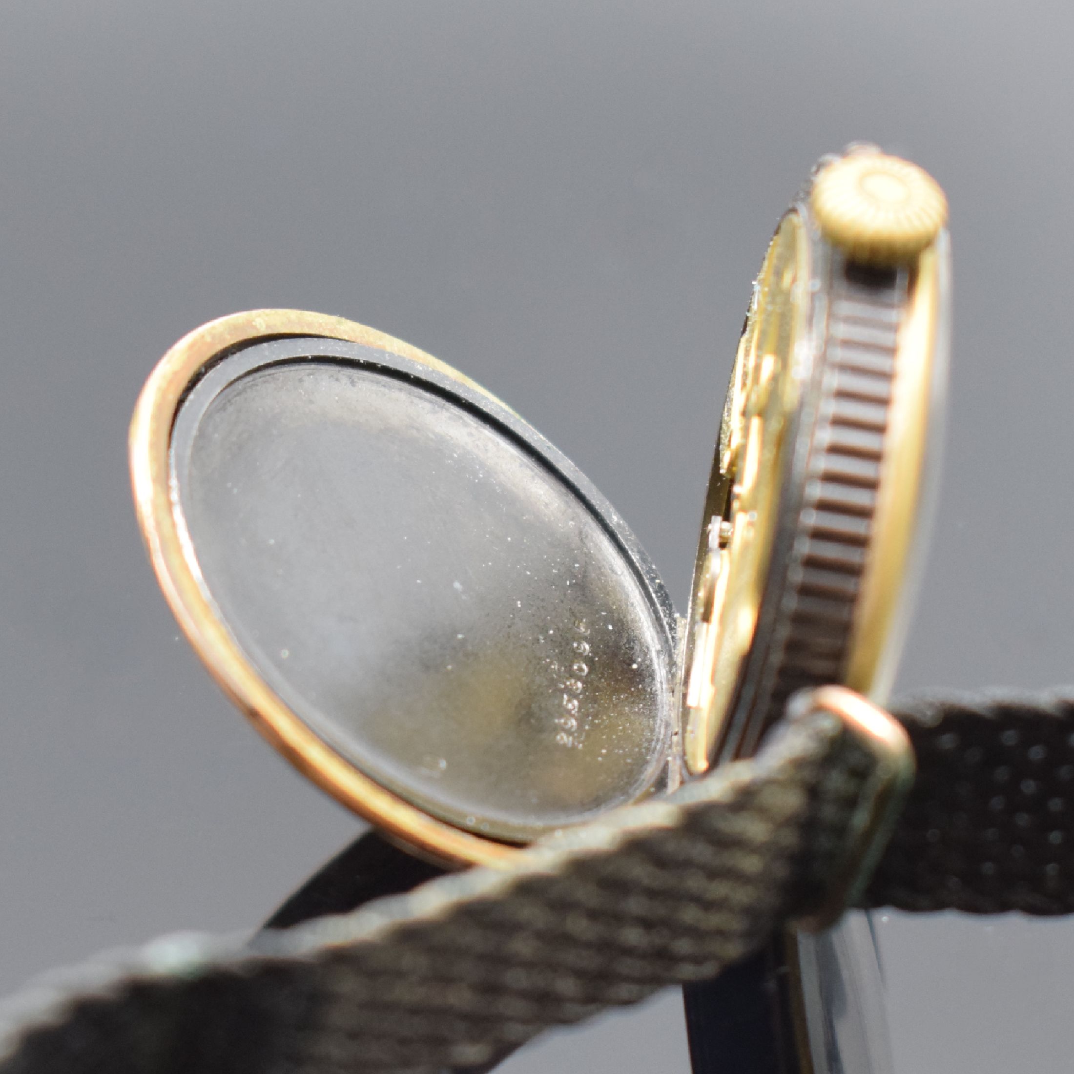 Detail d: LONGINES frühe Herrenarmbanduhr, Handaufzug, Schweiz um 1914, brüniertes Geh., Scharnierboden altersbed. oxidiert/rost., Cuv. m. Schriftzug ...