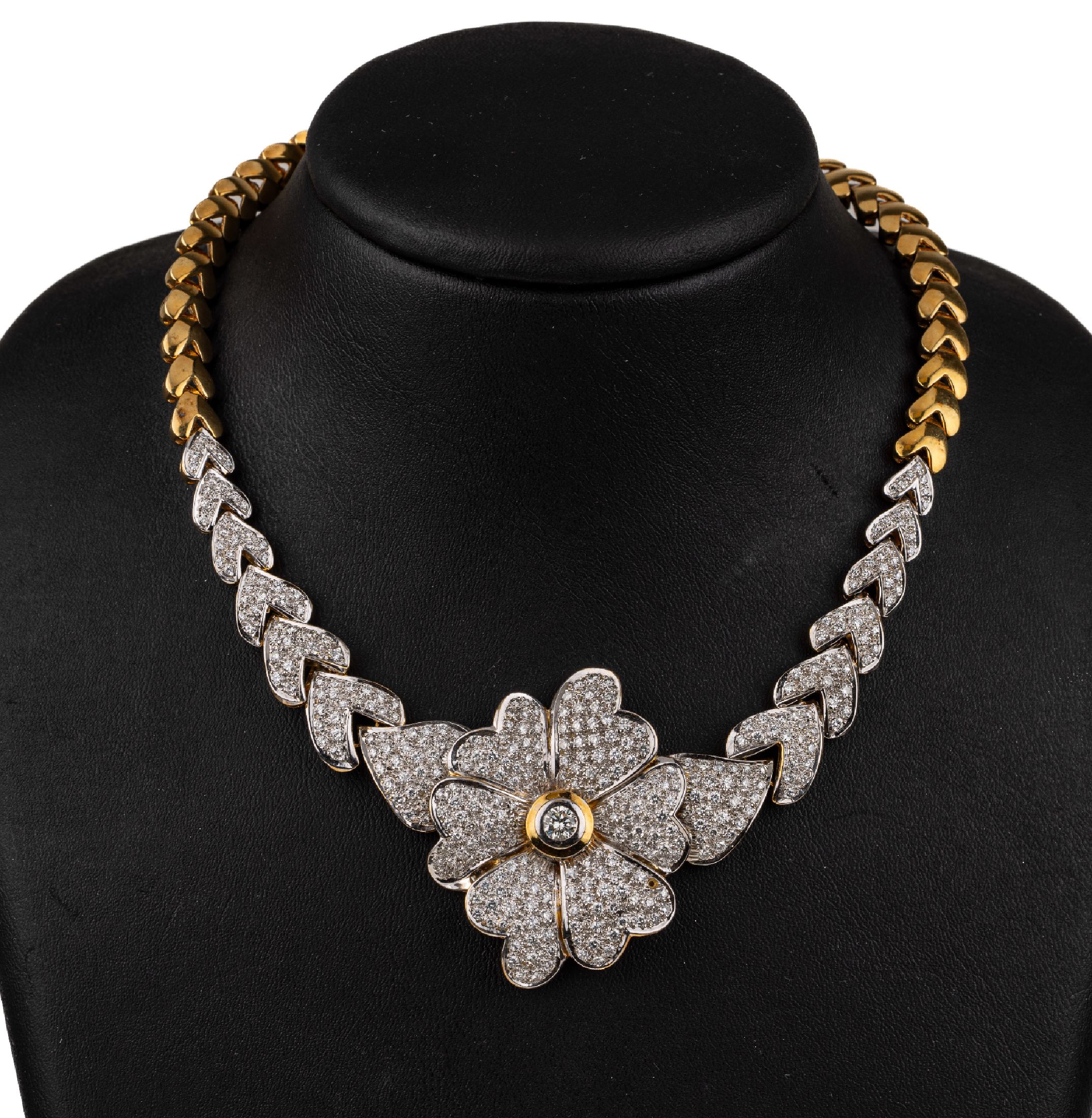 18 kt Gold Brillant-Collier, GG 750/000 gepr., prunkvoll, Mittelteil blütenförmig, mittig 1 Brillant ca. 0.30 ct l. get. Weiß/vs,ca. 366 weiter ...