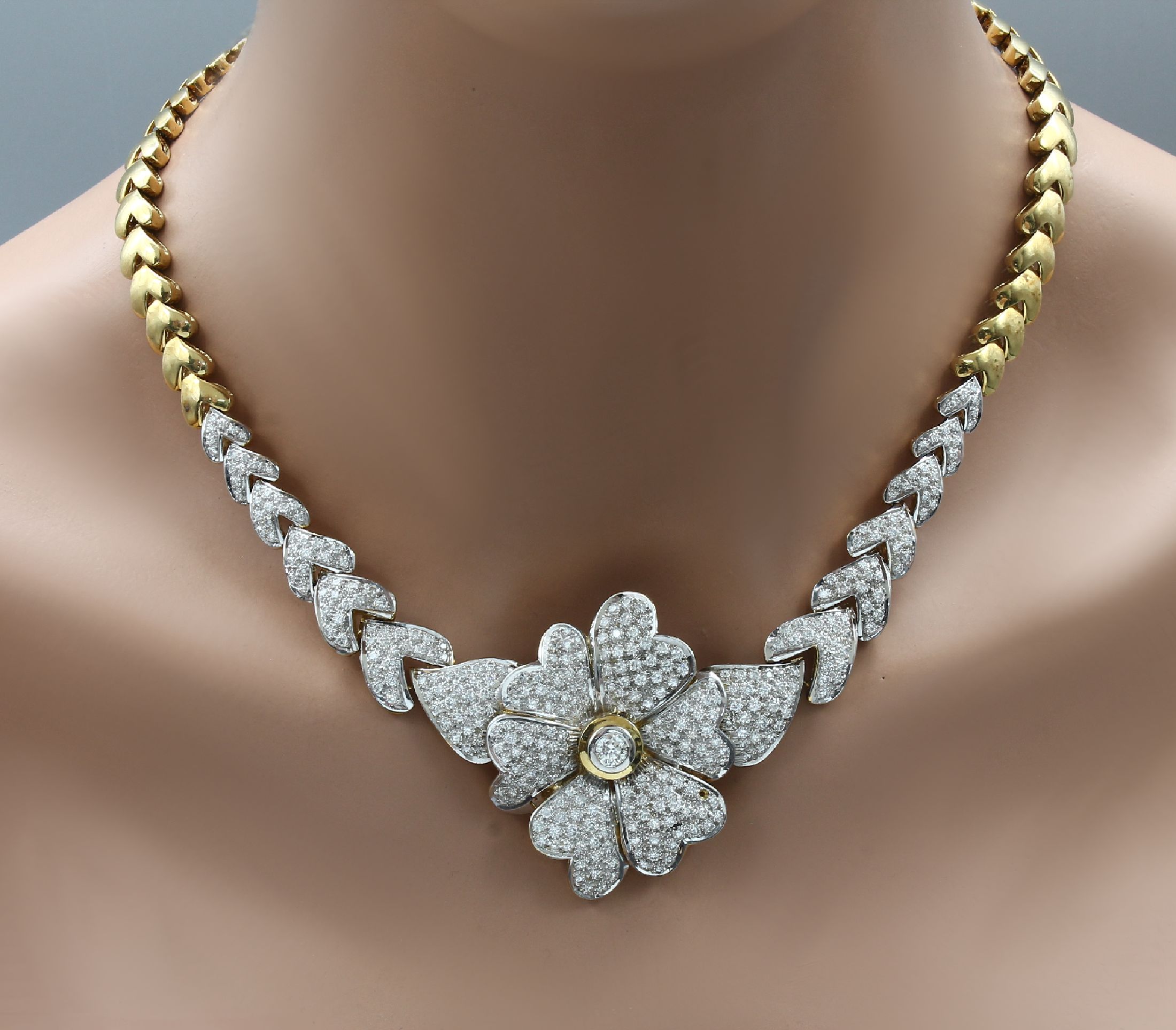 Detail a: 18 kt Gold Brillant-Collier, GG 750/000 gepr., prunkvoll, Mittelteil blütenförmig, mittig 1 Brillant ca. 0.30 ct l. get. Weiß/vs,ca. 366 weiter ...
