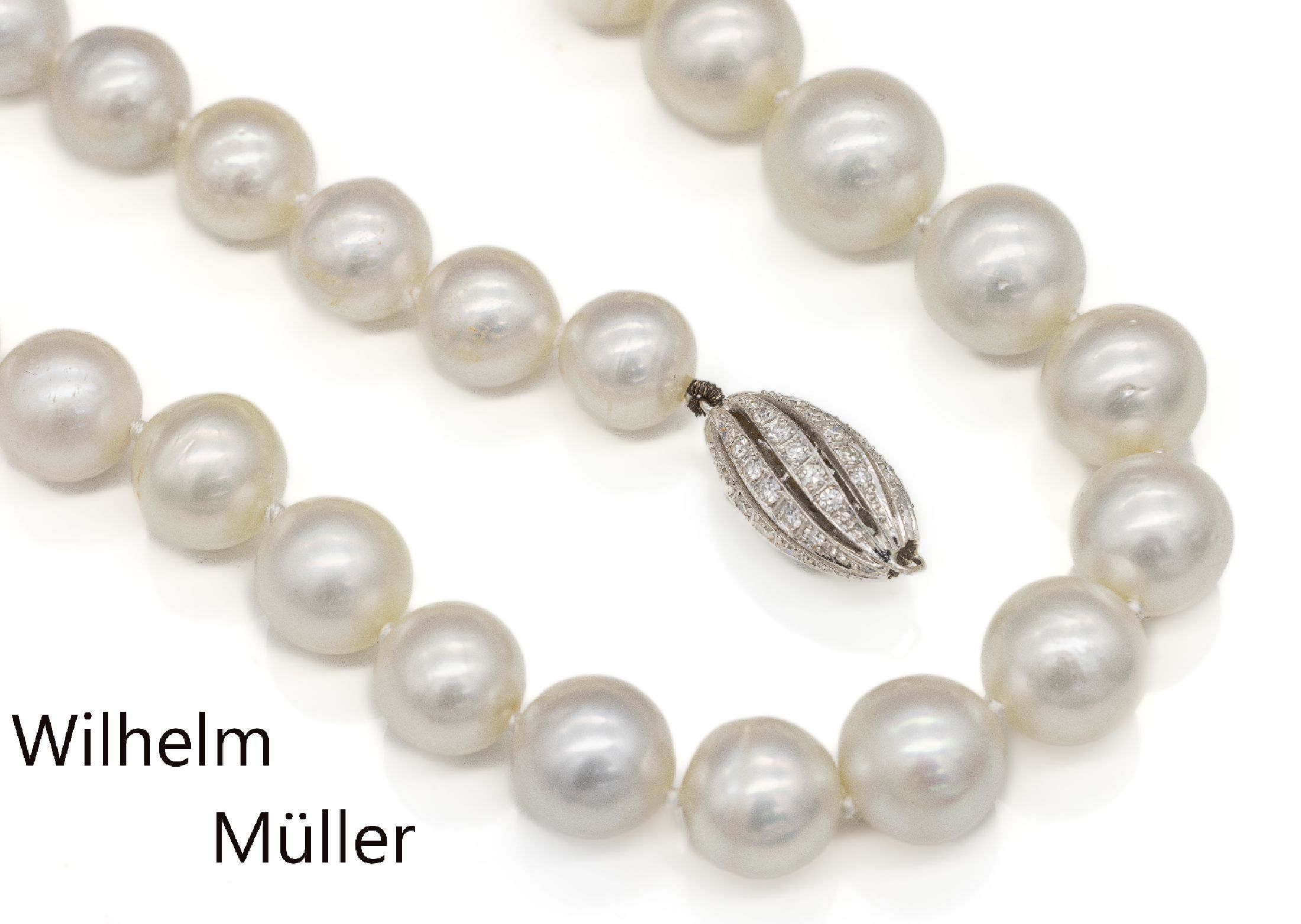 Zuchtperl-Collier mit 18 kt Gold Diamant- Schließe, WG 750/000, 31 Zuchtperlen im Verlauf, D. ca. 11 - 15 mm, ovale Schließe mit40 8/8-Diamanten ...
