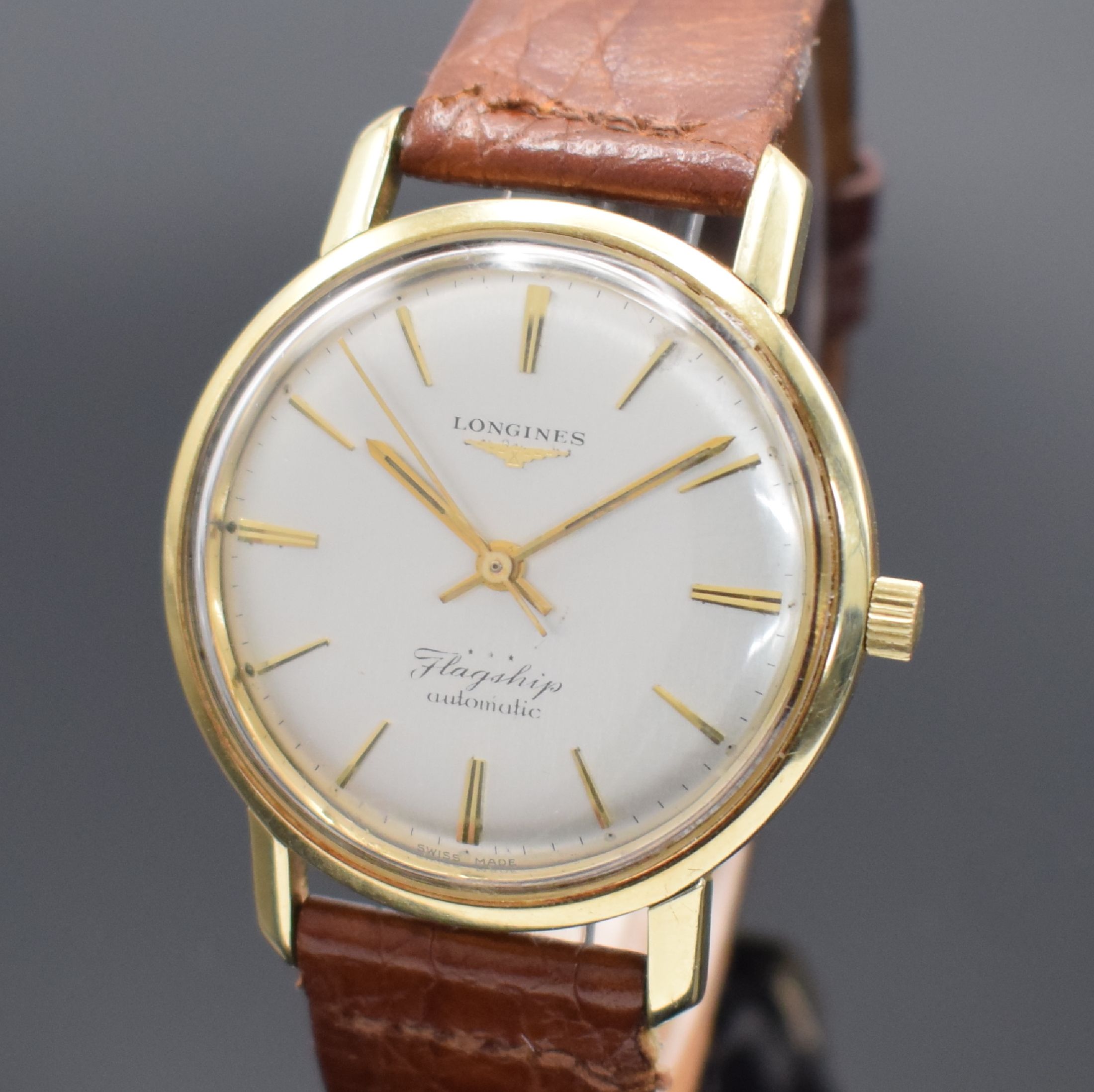 Detail a: LONGINES Flagship Herrenarmbanduhr mit Goldhaube Referenz 3108-3, Schweiz um 1961, Automatik, Boden m. zentraler Plakette verschr., silb. Zifferblatt ...