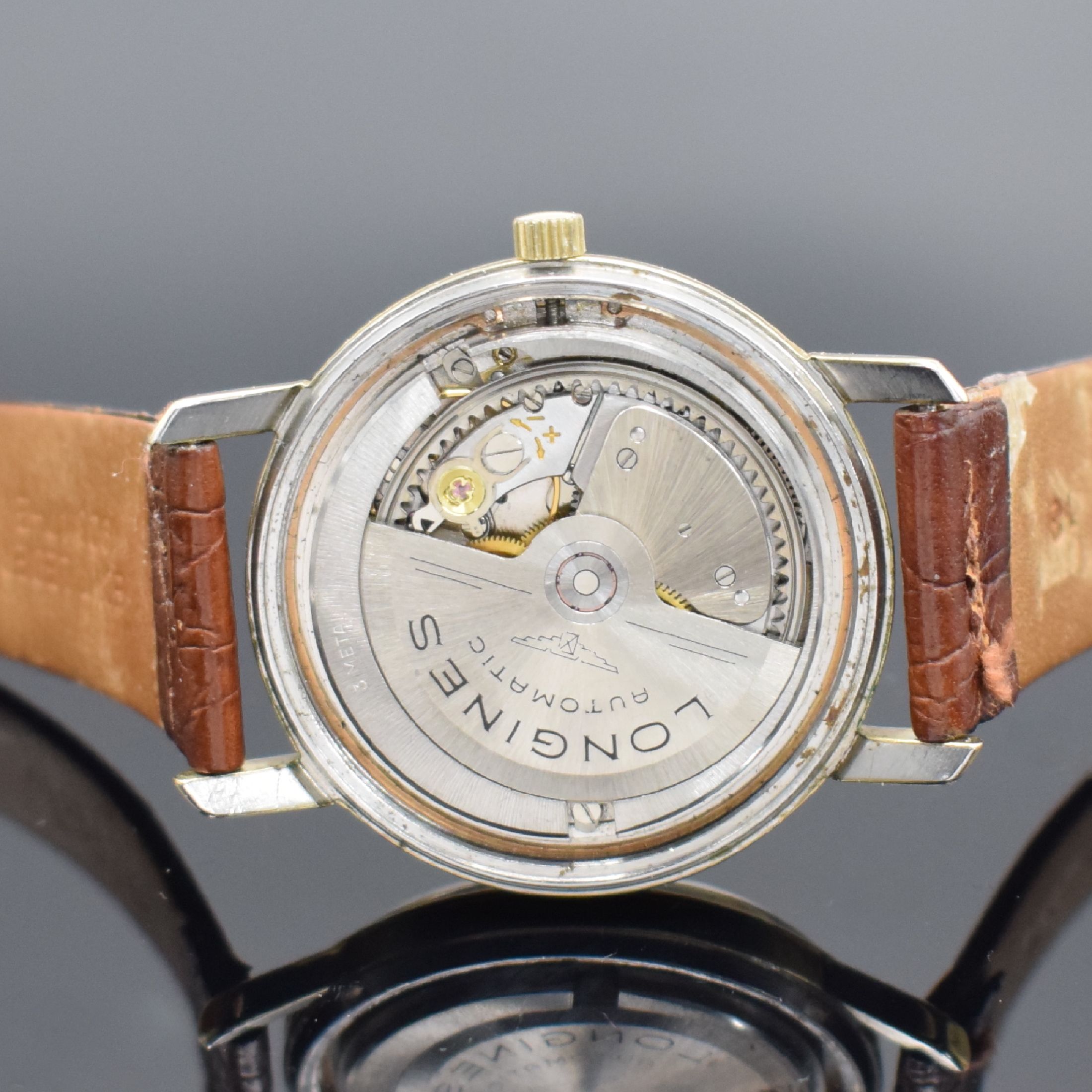 Detail d: LONGINES Flagship Herrenarmbanduhr mit Goldhaube Referenz 3108-3, Schweiz um 1961, Automatik, Boden m. zentraler Plakette verschr., silb. Zifferblatt ...