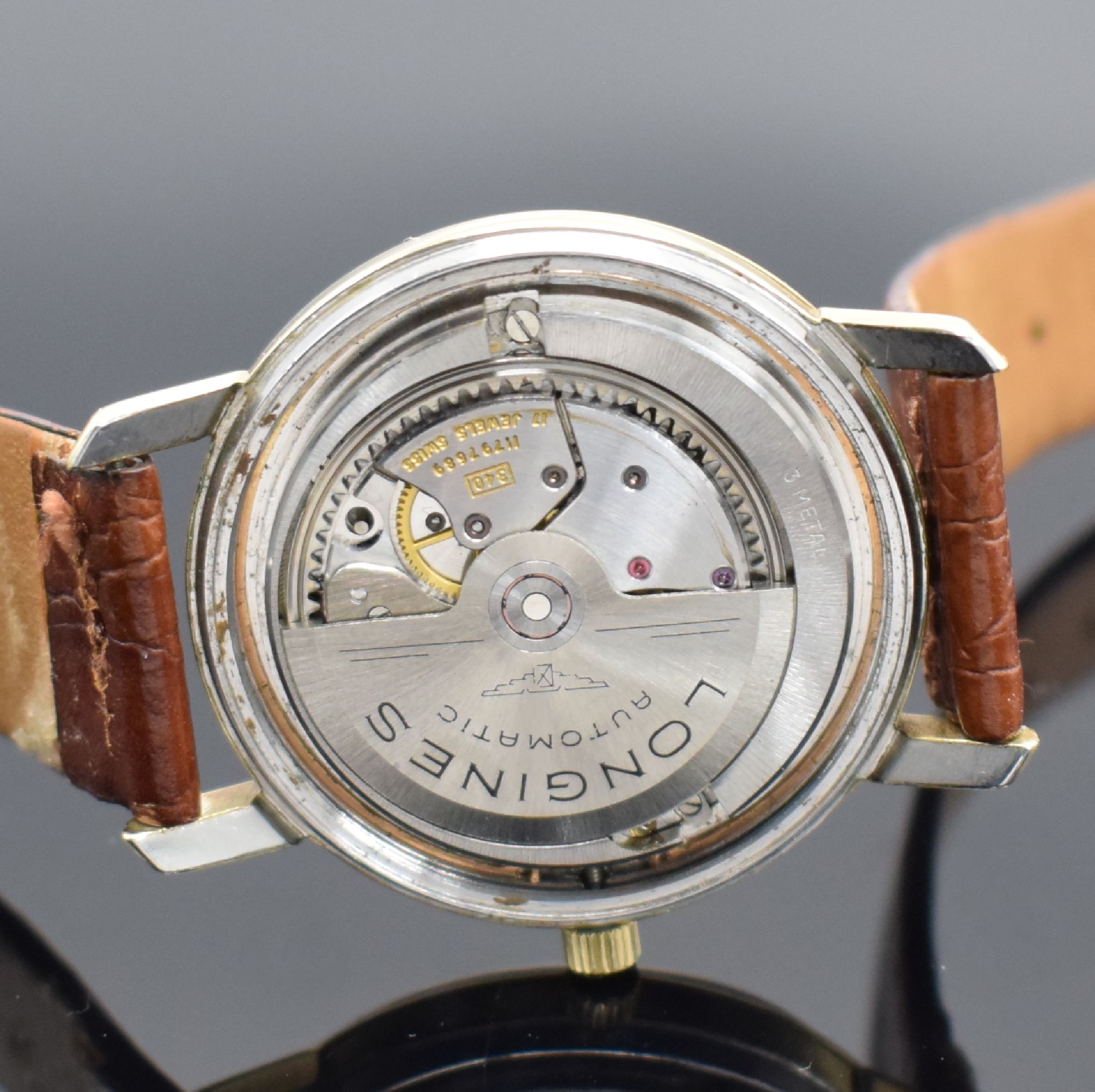 Detail e: LONGINES Flagship Herrenarmbanduhr mit Goldhaube Referenz 3108-3, Schweiz um 1961, Automatik, Boden m. zentraler Plakette verschr., silb. Zifferblatt ...
