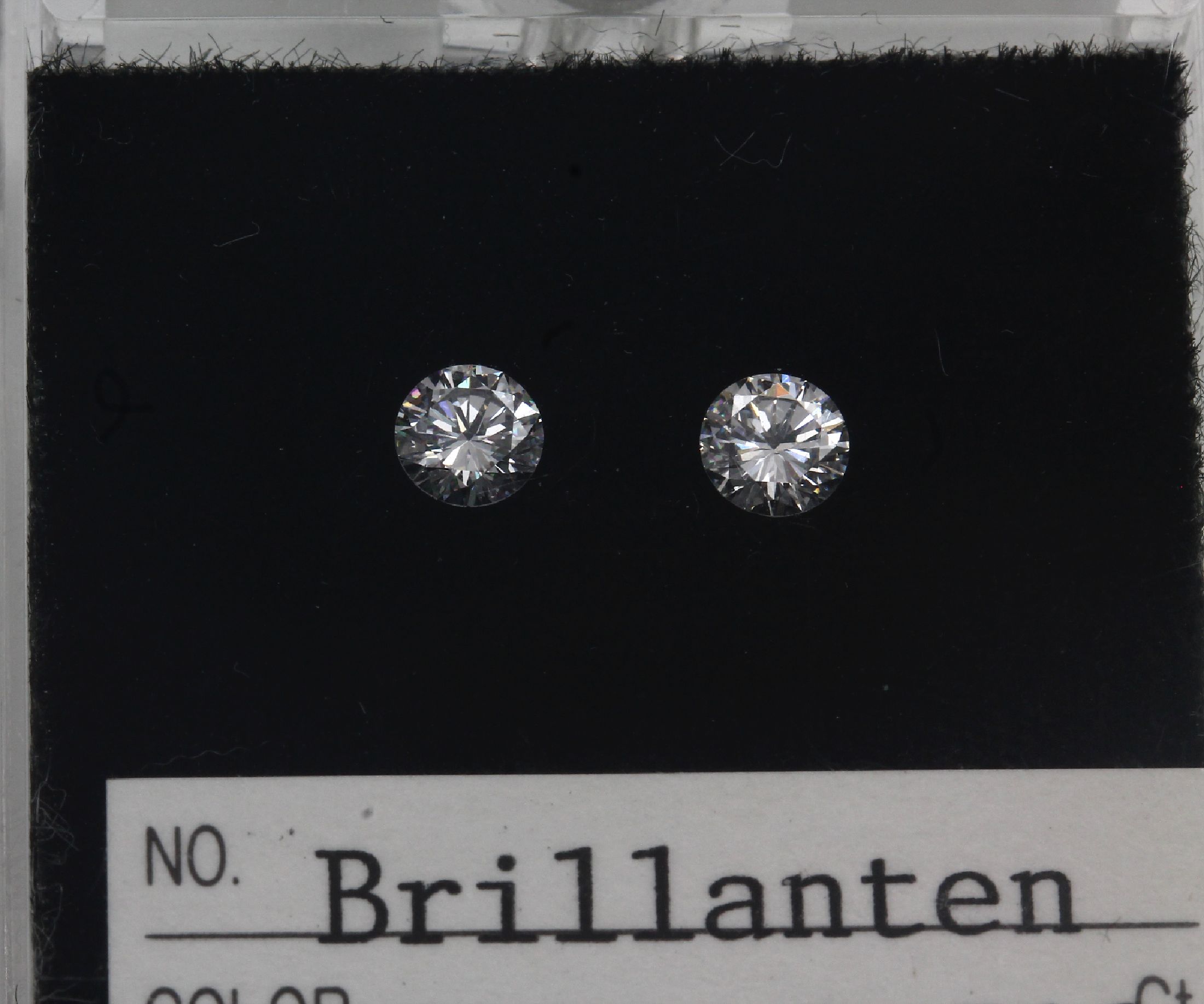 Detail a: 2 Brillanten zus. 0.512 ct feines Weiß+/vs, verplombt