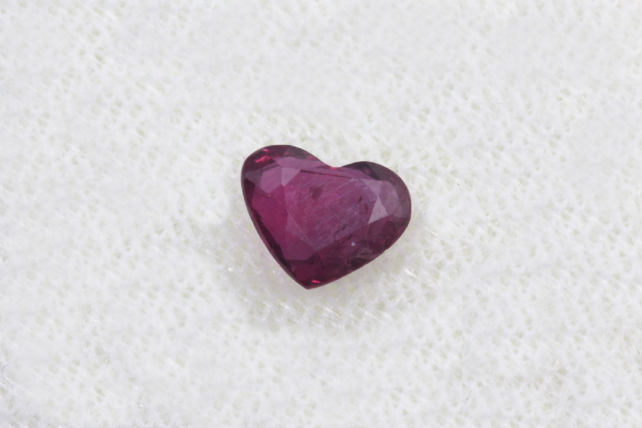 Detail a: Loser Rubin 0.77 ct, herzförmig, mit Expertise von 06/2021