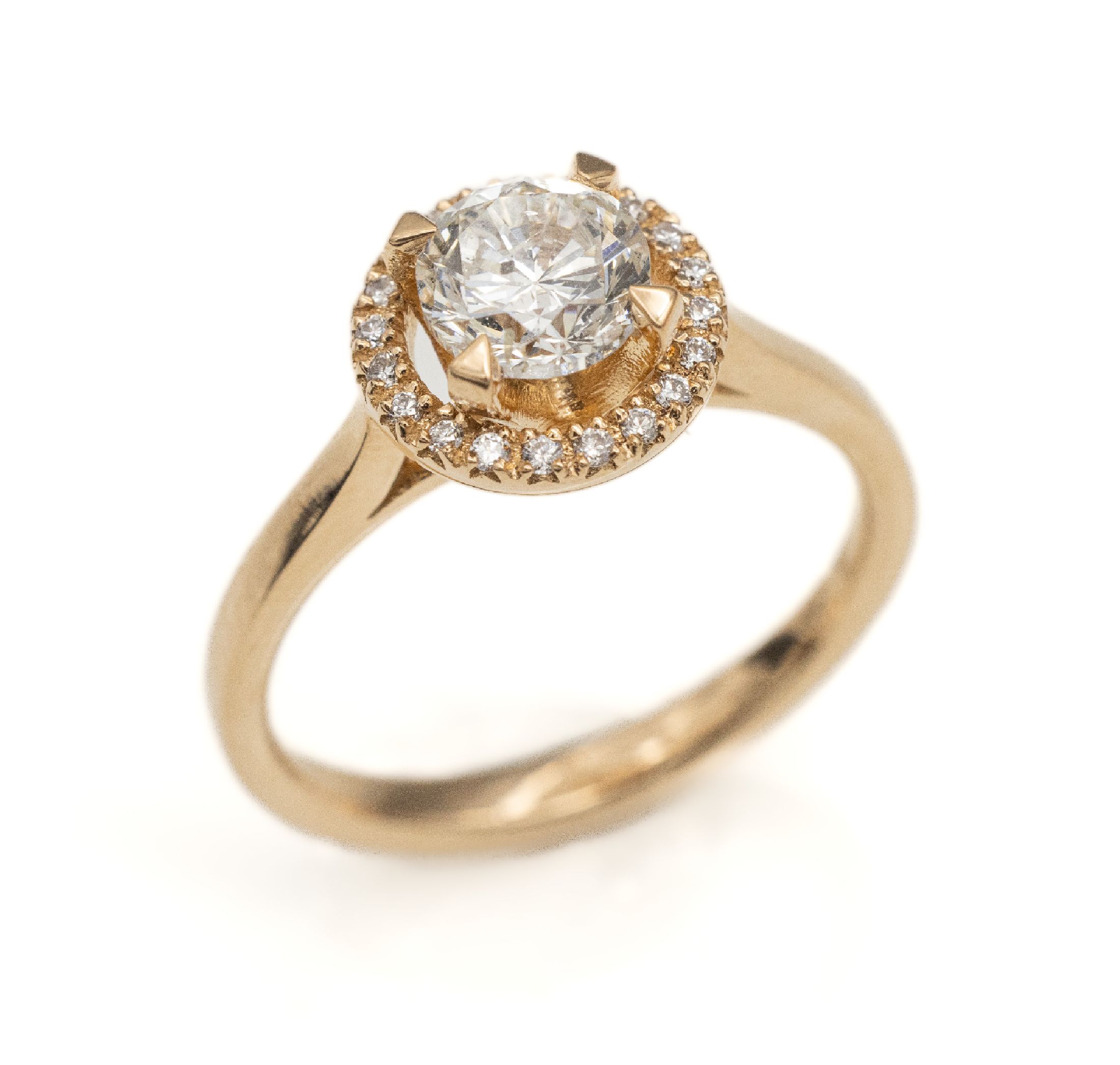 18 kt Gold Brillant-Ring, RoseG 750/000, mittiger Brillant ca. 1.01 ct Feines Weiß/si, umgeben von 20 Brillanten zus. ca. 0.10 ct Feines ...