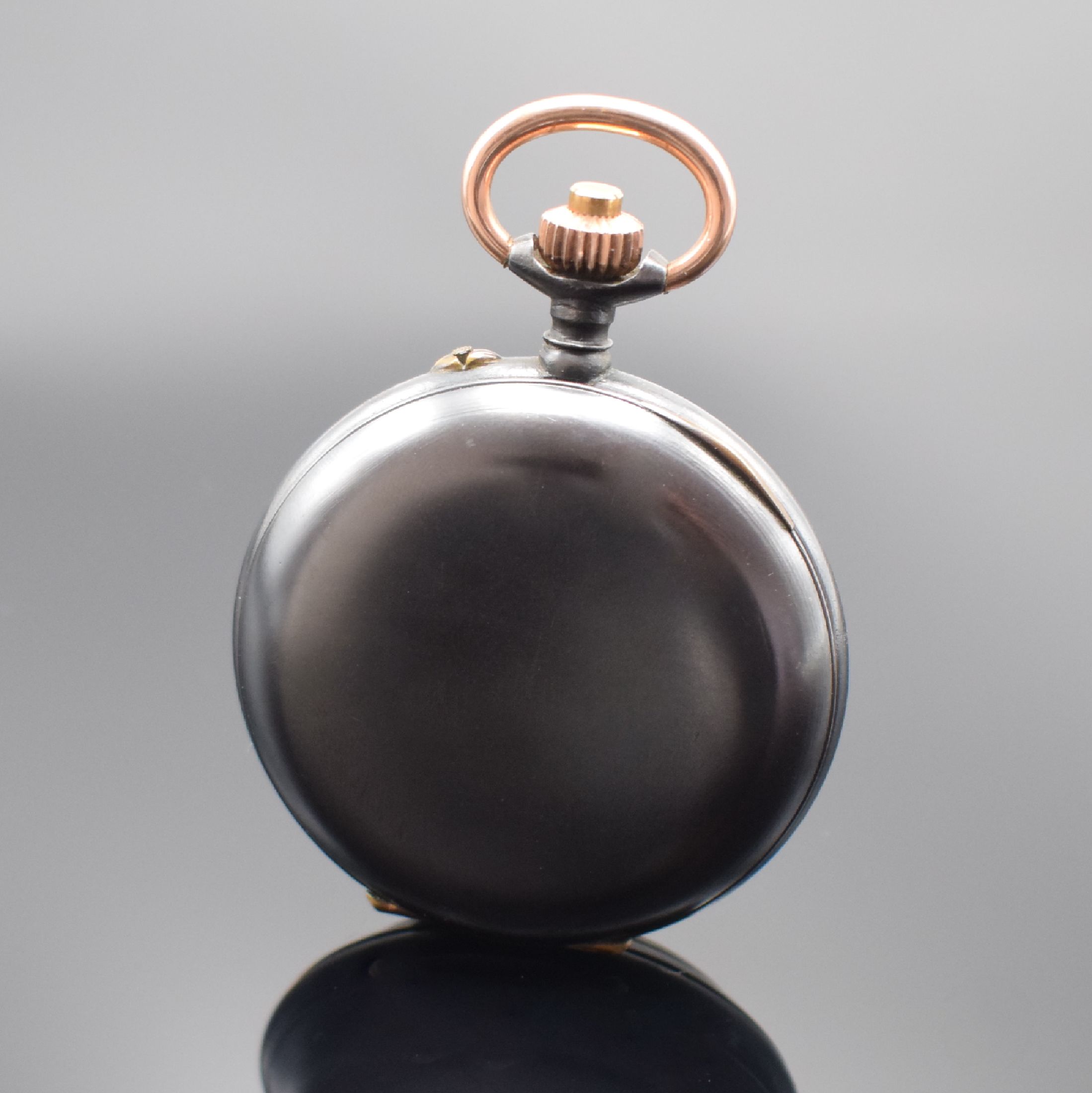 Detail a: RELIANCE WATCH CO Taschenchronograph im brünierten Stahlgehäuse, Schweiz um 1910, brüniertes Geh. in selten gutem Zustand, Emailzifferbl. m. röm. ...
