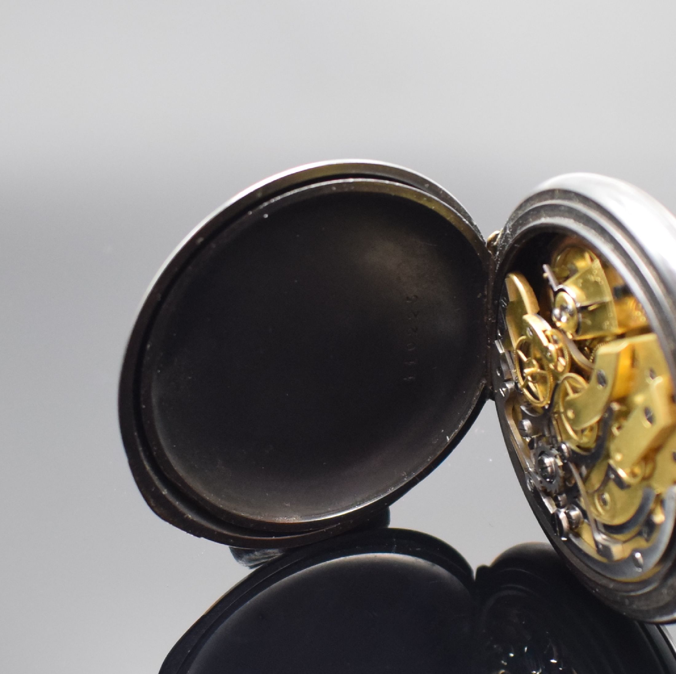 Detail d: RELIANCE WATCH CO Taschenchronograph im brünierten Stahlgehäuse, Schweiz um 1910, brüniertes Geh. in selten gutem Zustand, Emailzifferbl. m. röm. ...
