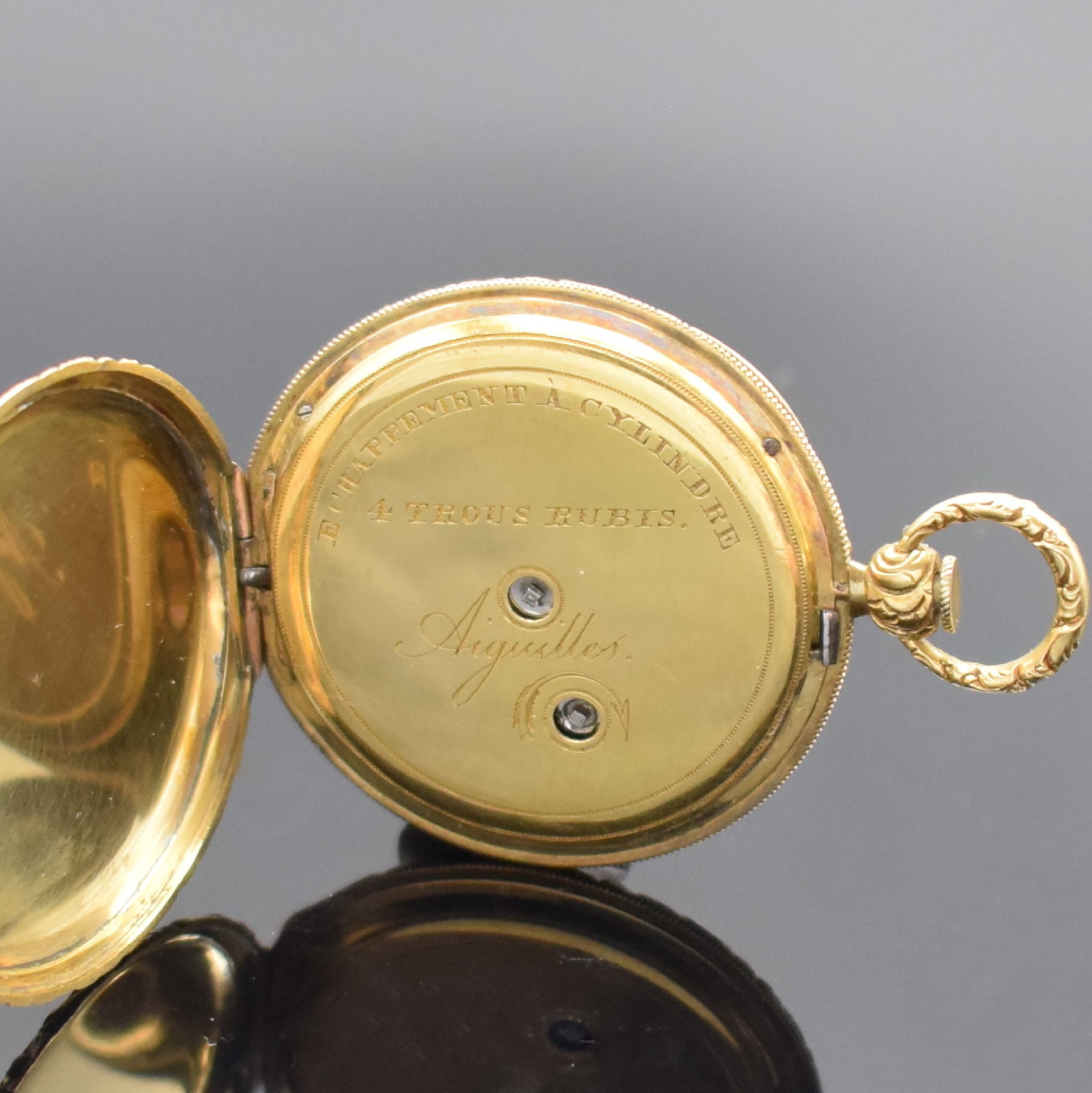 Detail c: Biedermeier EMAIL-TASCHENUHR in GG 750/000, Schweiz um 1840, Schlüsselaufzug, Scharniergeh., rücks. Sprungdeckel floral grav. sowie polychrom ...