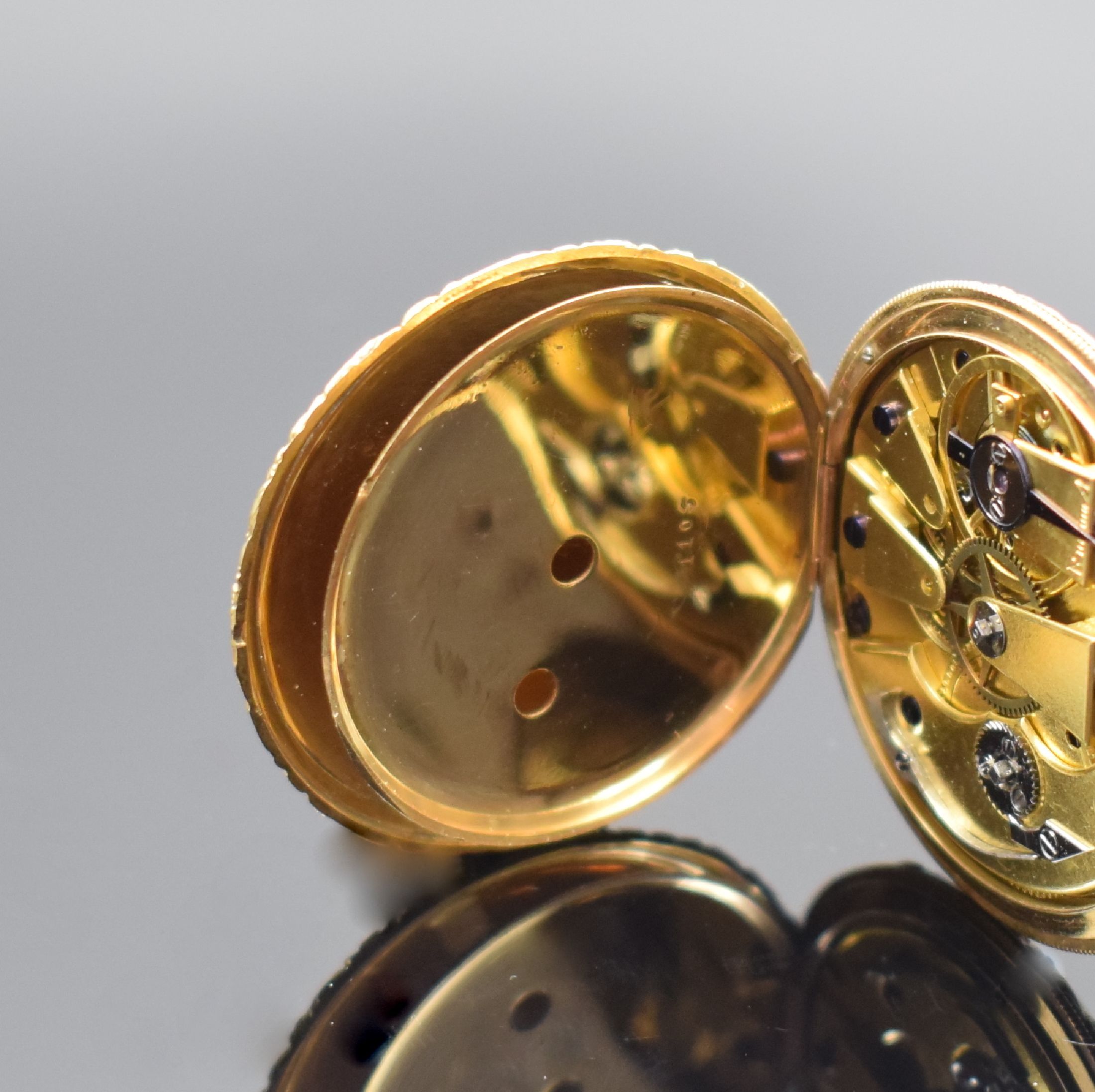 Detail d: Biedermeier EMAIL-TASCHENUHR in GG 750/000, Schweiz um 1840, Schlüsselaufzug, Scharniergeh., rücks. Sprungdeckel floral grav. sowie polychrom ...