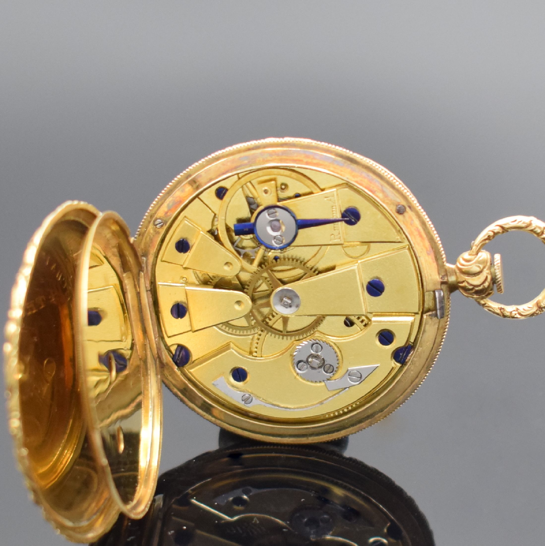 Detail e: Biedermeier EMAIL-TASCHENUHR in GG 750/000, Schweiz um 1840, Schlüsselaufzug, Scharniergeh., rücks. Sprungdeckel floral grav. sowie polychrom ...