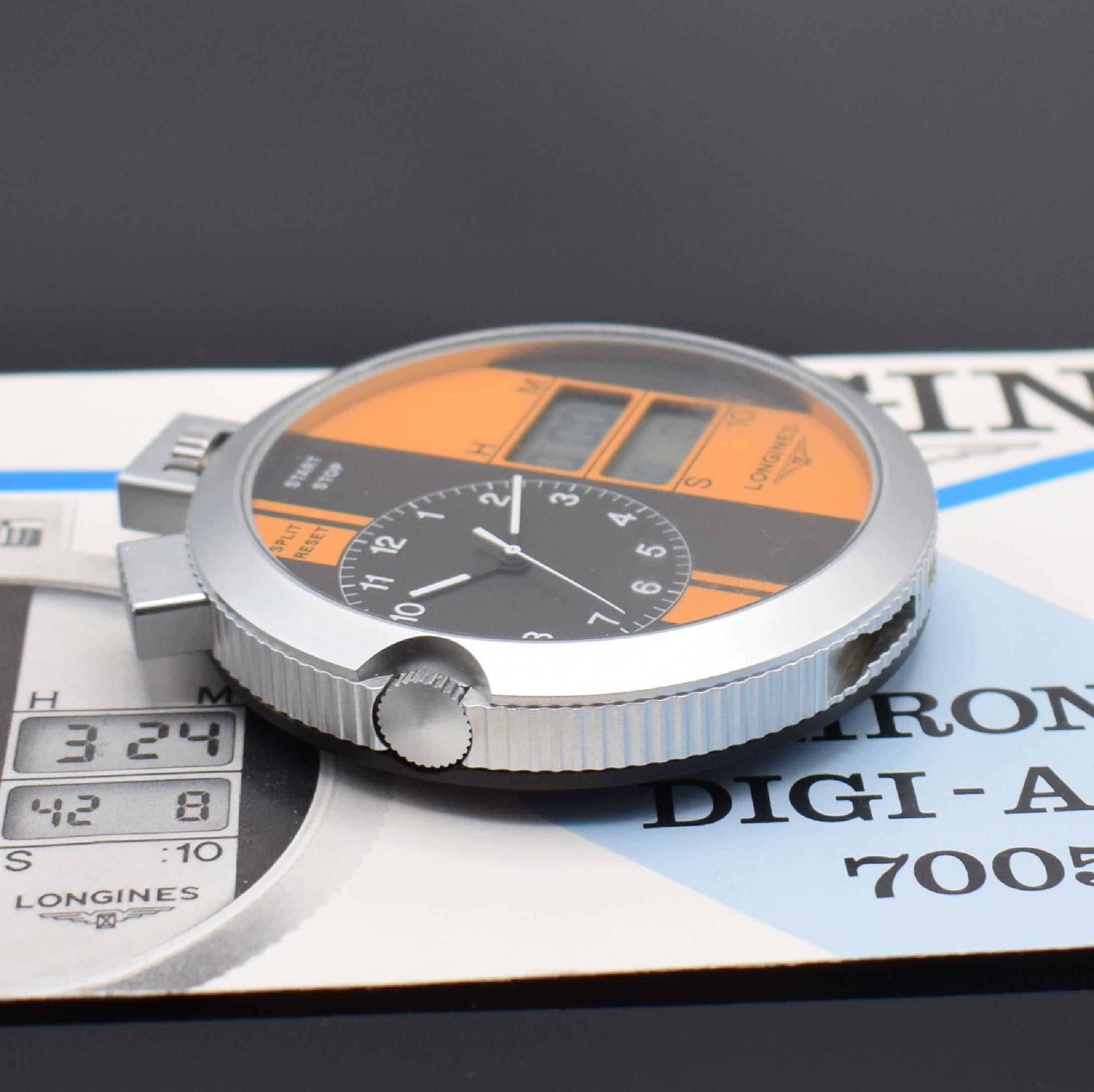 Detail a: LONGINES seltener Taschenchronograph Referenz 7005, Schweiz um 1980, quartz, gedr. Geh., Boden schwarz eloxiert, orange/schwarz gestreiftes ...