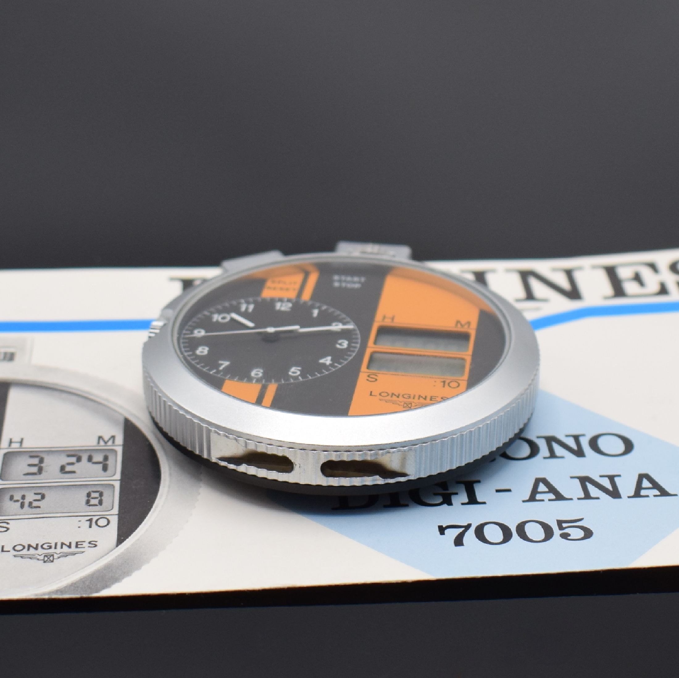 Detail b: LONGINES seltener Taschenchronograph Referenz 7005, Schweiz um 1980, quartz, gedr. Geh., Boden schwarz eloxiert, orange/schwarz gestreiftes ...