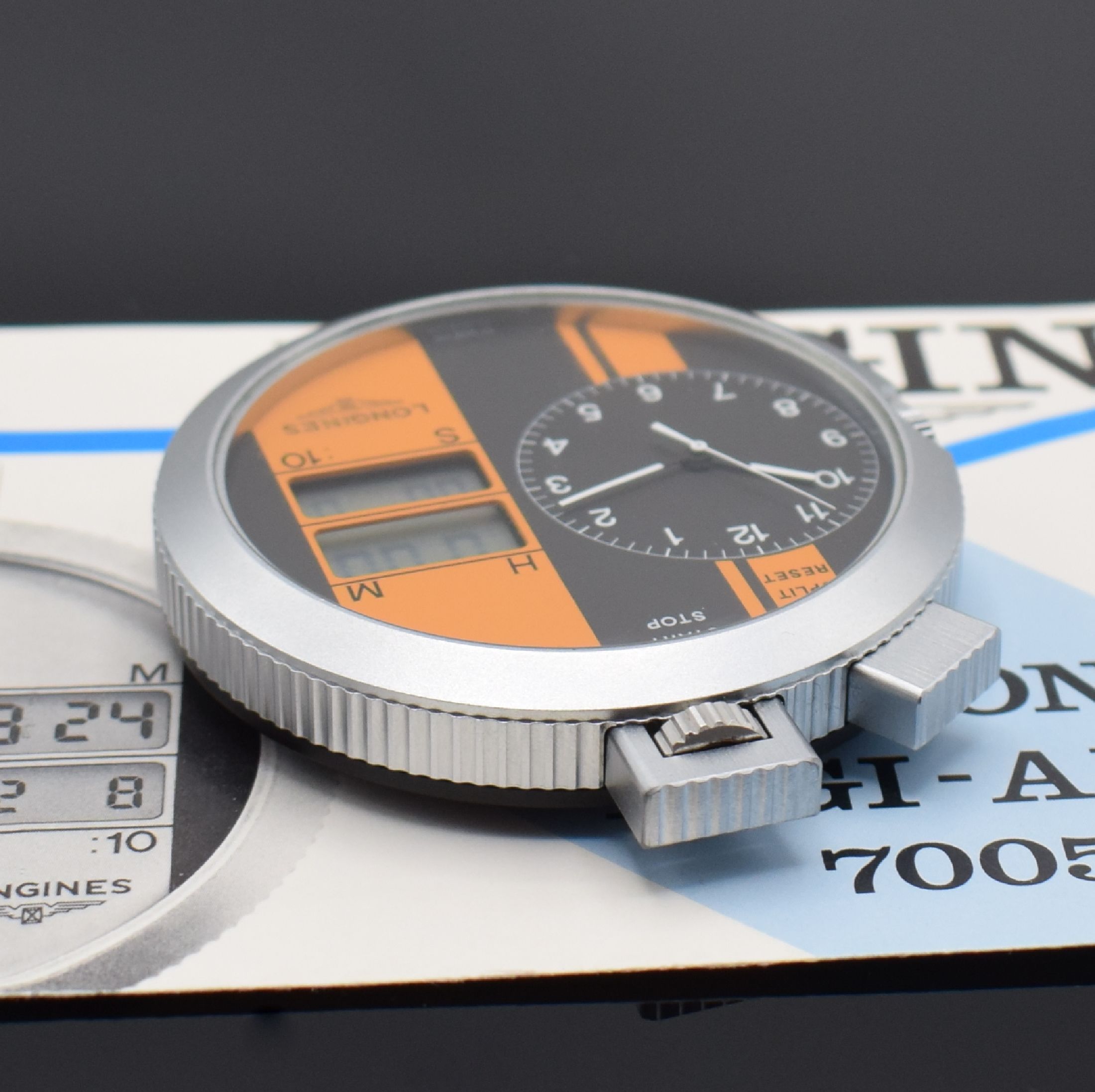 Detail c: LONGINES seltener Taschenchronograph Referenz 7005, Schweiz um 1980, quartz, gedr. Geh., Boden schwarz eloxiert, orange/schwarz gestreiftes ...