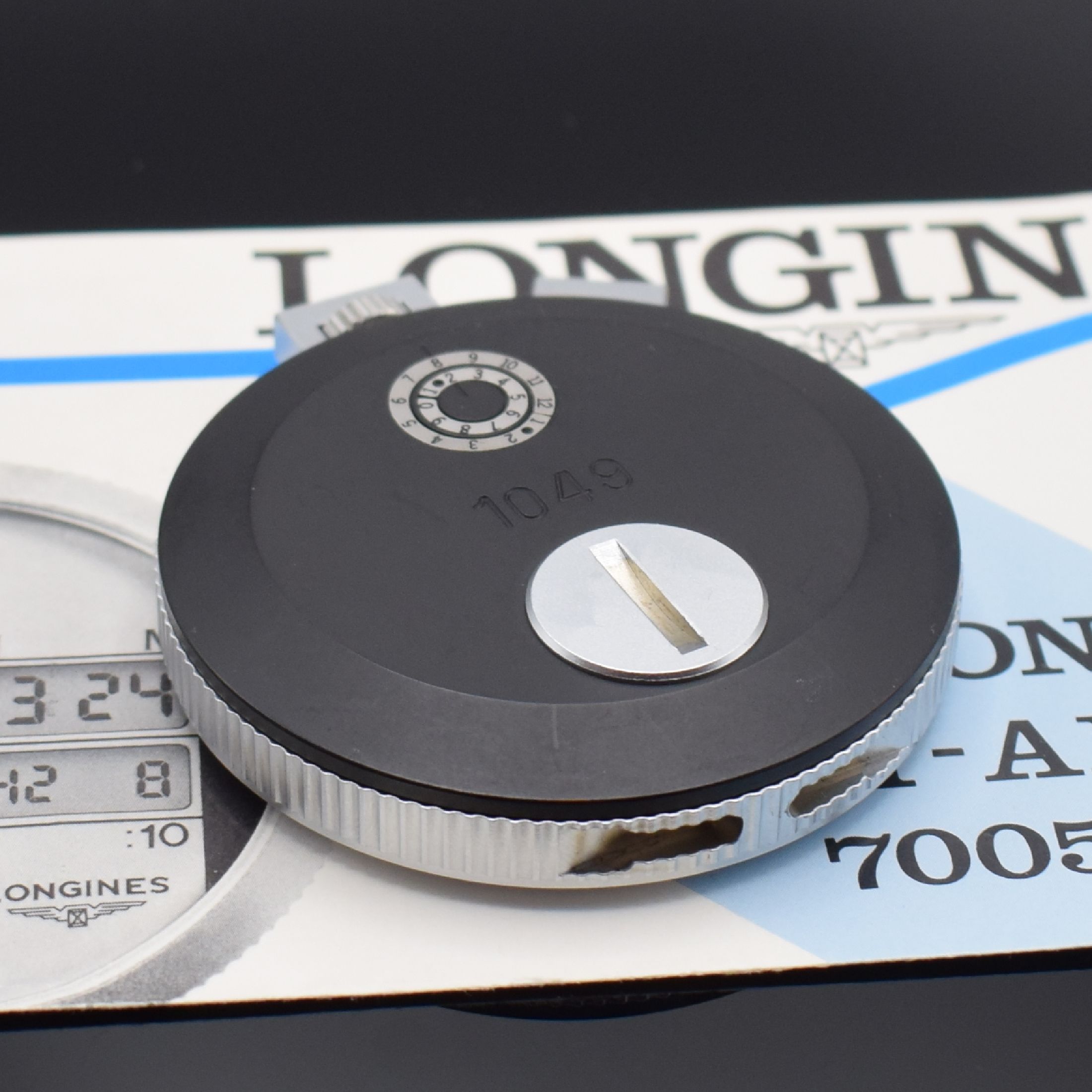 Detail d: LONGINES seltener Taschenchronograph Referenz 7005, Schweiz um 1980, quartz, gedr. Geh., Boden schwarz eloxiert, orange/schwarz gestreiftes ...