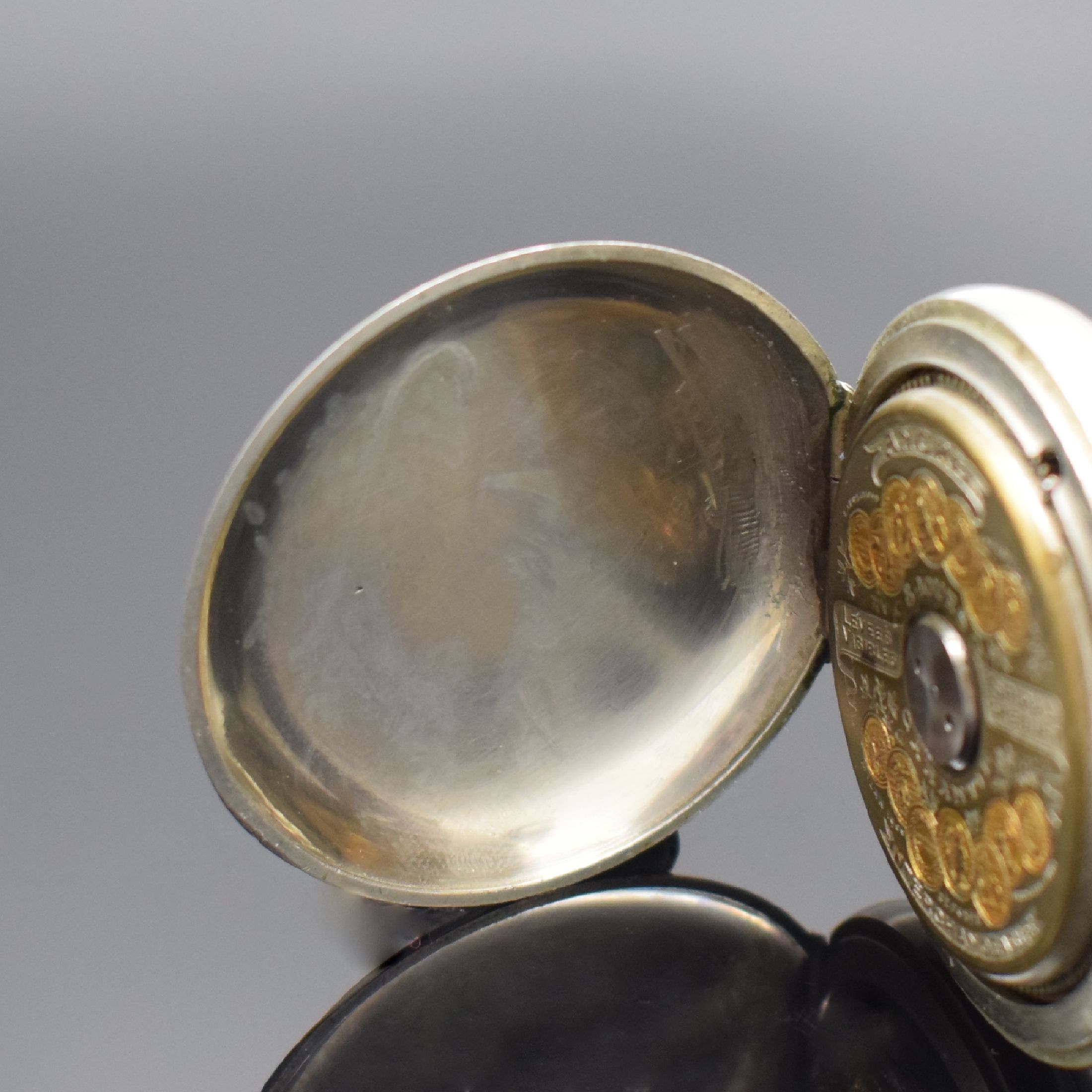 Detail b: HEBDOMAS 8-Tage Taschenuhr mit Tag, Datum & Zentralsekunde, Schweiz um 1910, Nickelgeh., rücks. Landschafts-Grav., 3/4-Emailzifferbl. m. transluzid ...