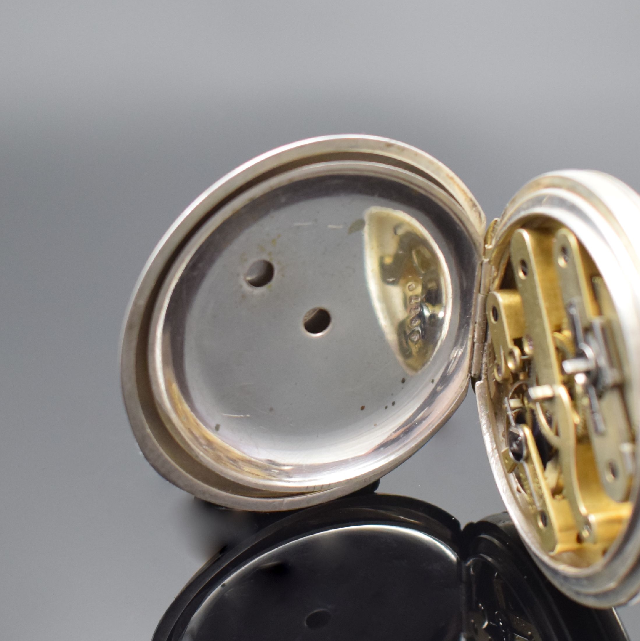 Detail d: PAUL BRETON Geneve große offene Taschenuhr in Silber, Schweiz um 1870, Schlüsselaufzug, glattes Geh., gold. Scharniere, Emailzifferbl. m. röm. ...