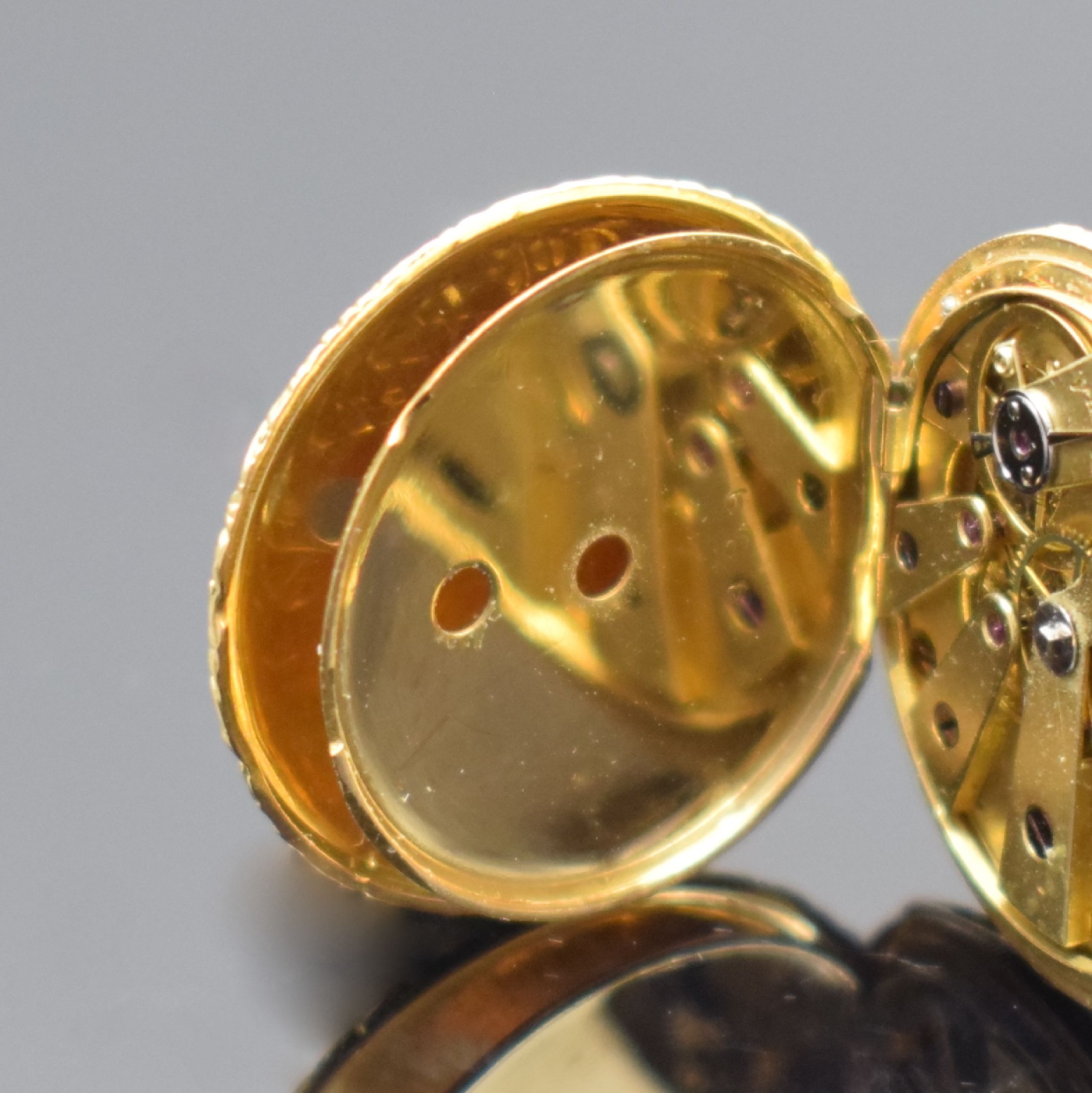 Detail d: Sel. REYMOND à Geneve sehr seltene 21-mm- Taschenuhr in GG 750/000, Schweiz um 1830, Schlüsselaufzug, floral grav. sowie guill. Geh., rücks. ...