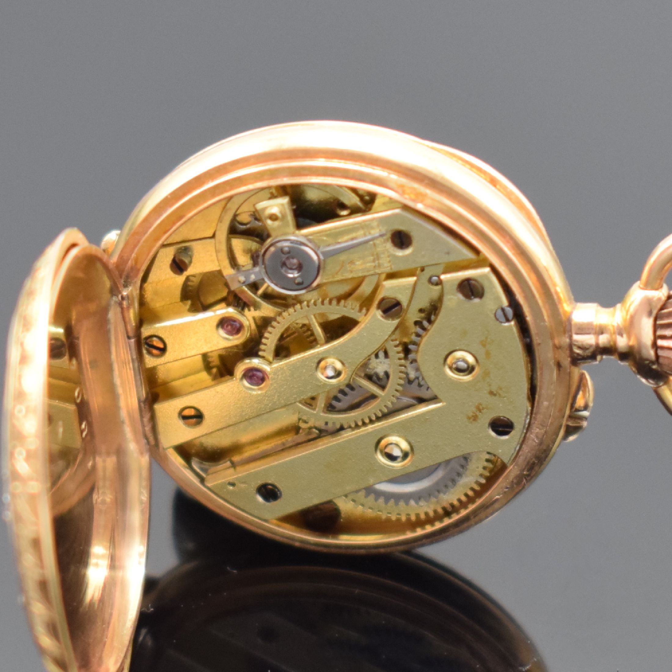 Detail e: Sehr kleine Email-Taschenuhr in RG 750/000, Schweiz / Frankreich um 1900, offenes 2- Deckel Goldgeh., grav. Ränder, rücks. Diamant-bes. Emailbild ...
