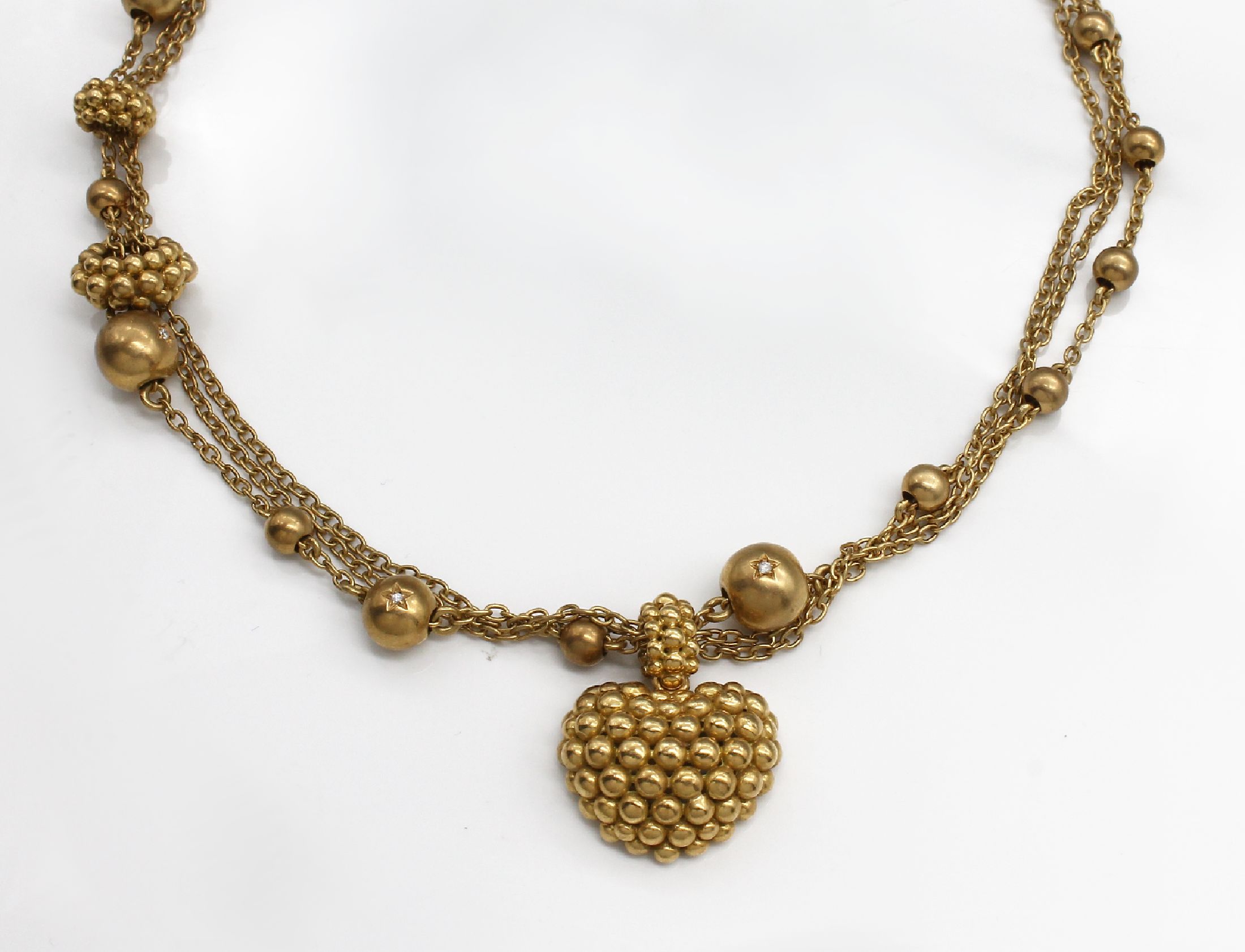 Detail a: 18 kt Gold Konvolut, GG 750/000, bestehend aus: 3-reihigem Collier mit Herzabhängung mit Goldgranulaten, L. ca. 44 cm, Kastenschloß, dazu passend ...