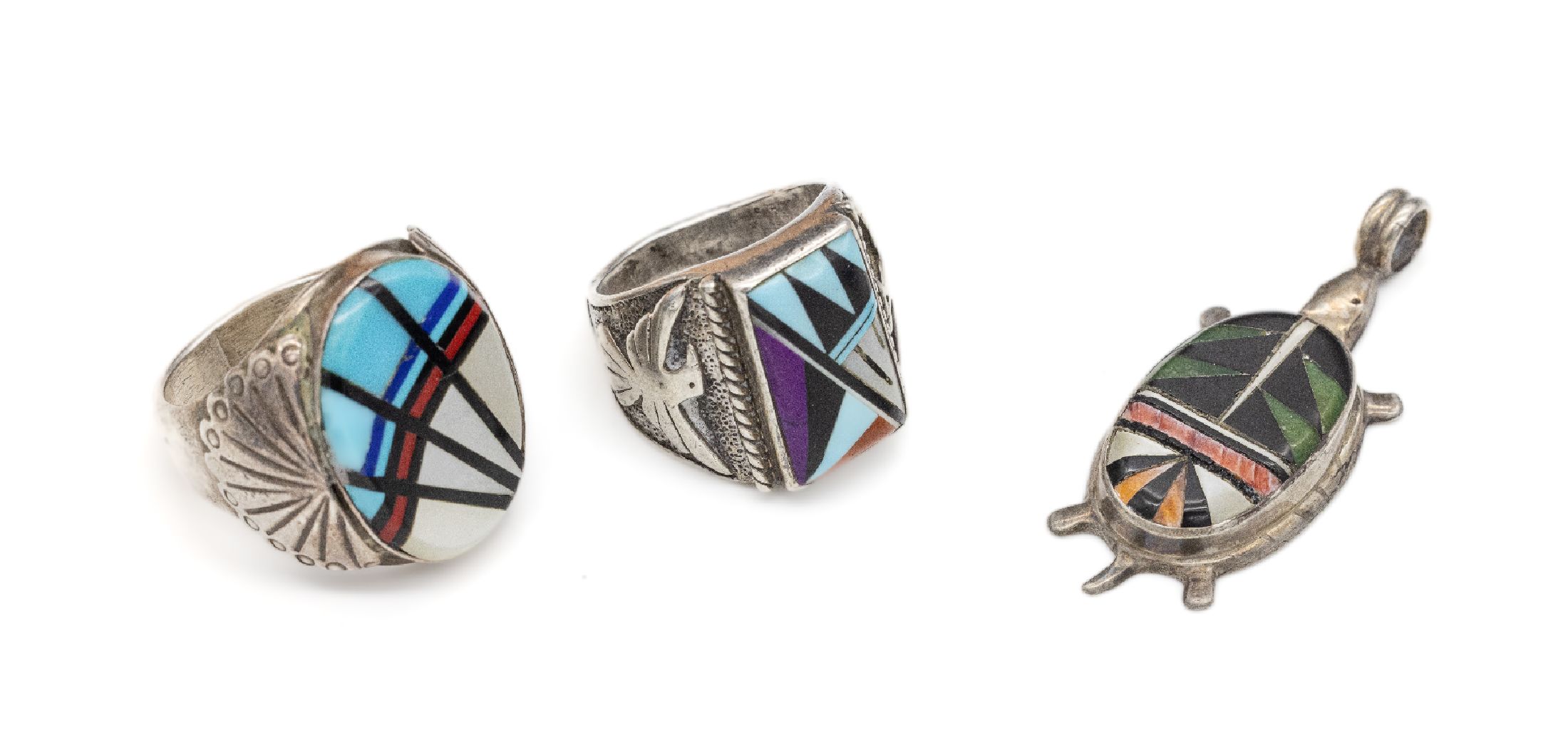 Konvolut Navajo-Schmuck, Silber gepr., best. aus: 2 Ringen, Ringkopf jew. mit Einlagen aus Türkis, Onyx und Perlmutt, RW 60 und 65, und 1 ...