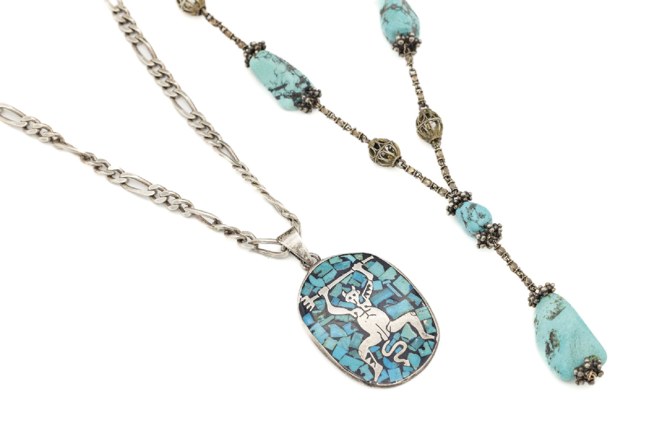Konvolut 2 Türkis-Colliers, Silber gepr., 1x Collier mit unterschiedlich großen Türkisen als Zwischenglieder, L. ca. 47.5 cm, Federringschließe ...