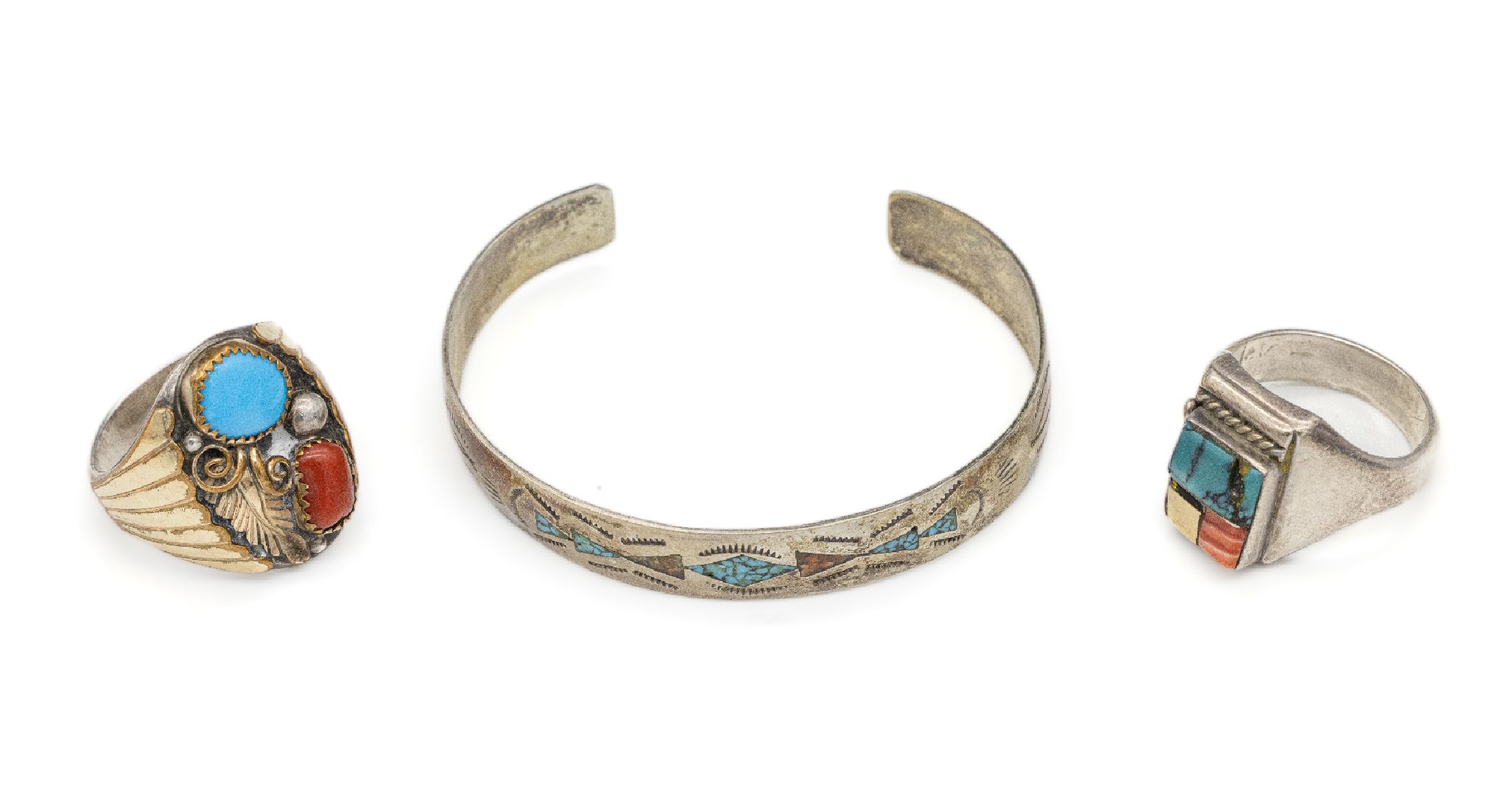 Navajo-Schmuckkonvolut, 925er Silber, best.aus: 1 Armreif, D. ca. 6 cm, und 2 Ringe, teilverg., RW 66 und 67, jeweils mit Türkisen und Koralle, ...