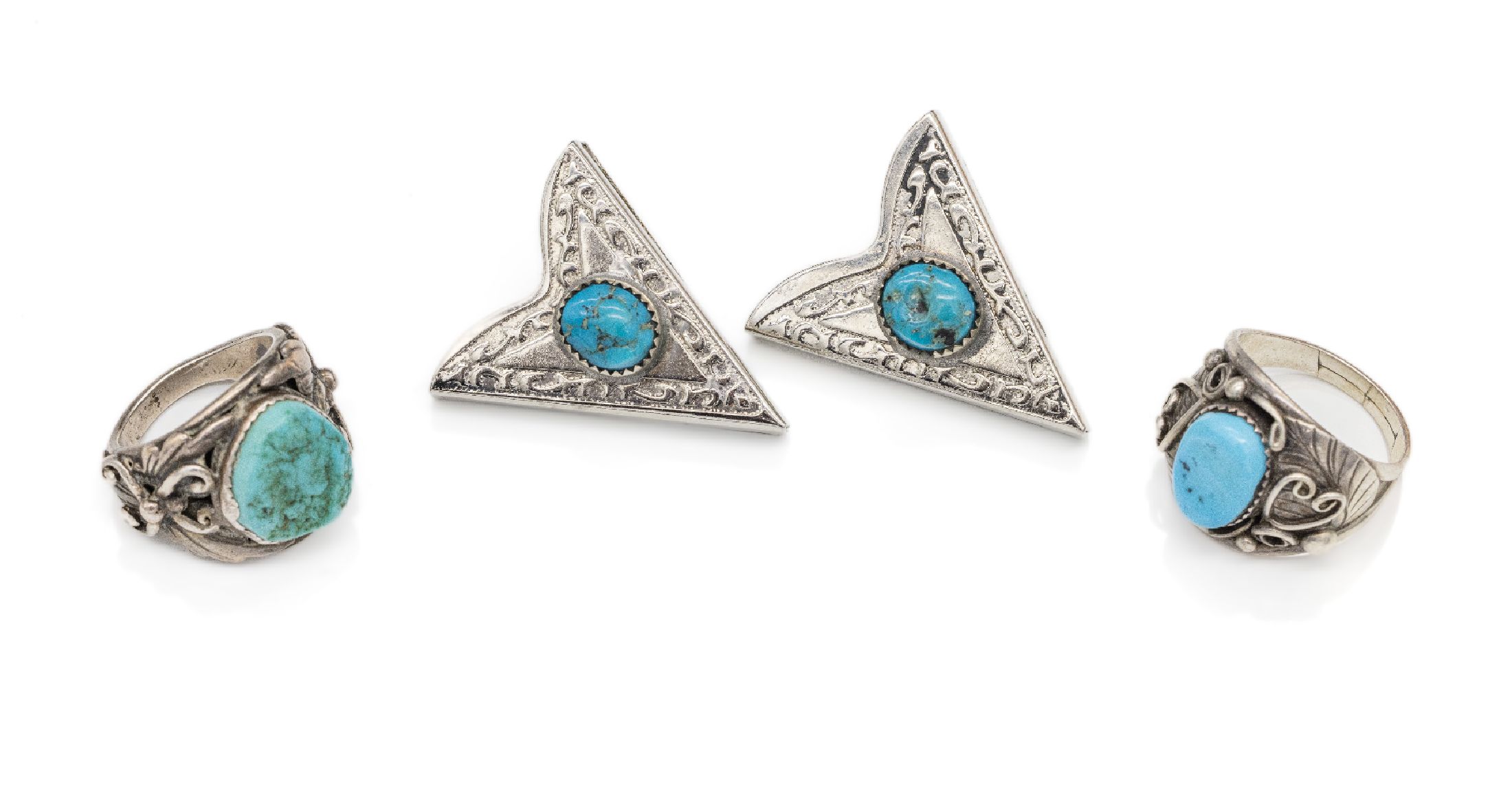 Navajo-Schmuckset, Silber, best. aus: 1 Paar Kragenverzierungen, schraubbar, und 2 Ringe, RW 60 und 67, jeweils mit Türkisen