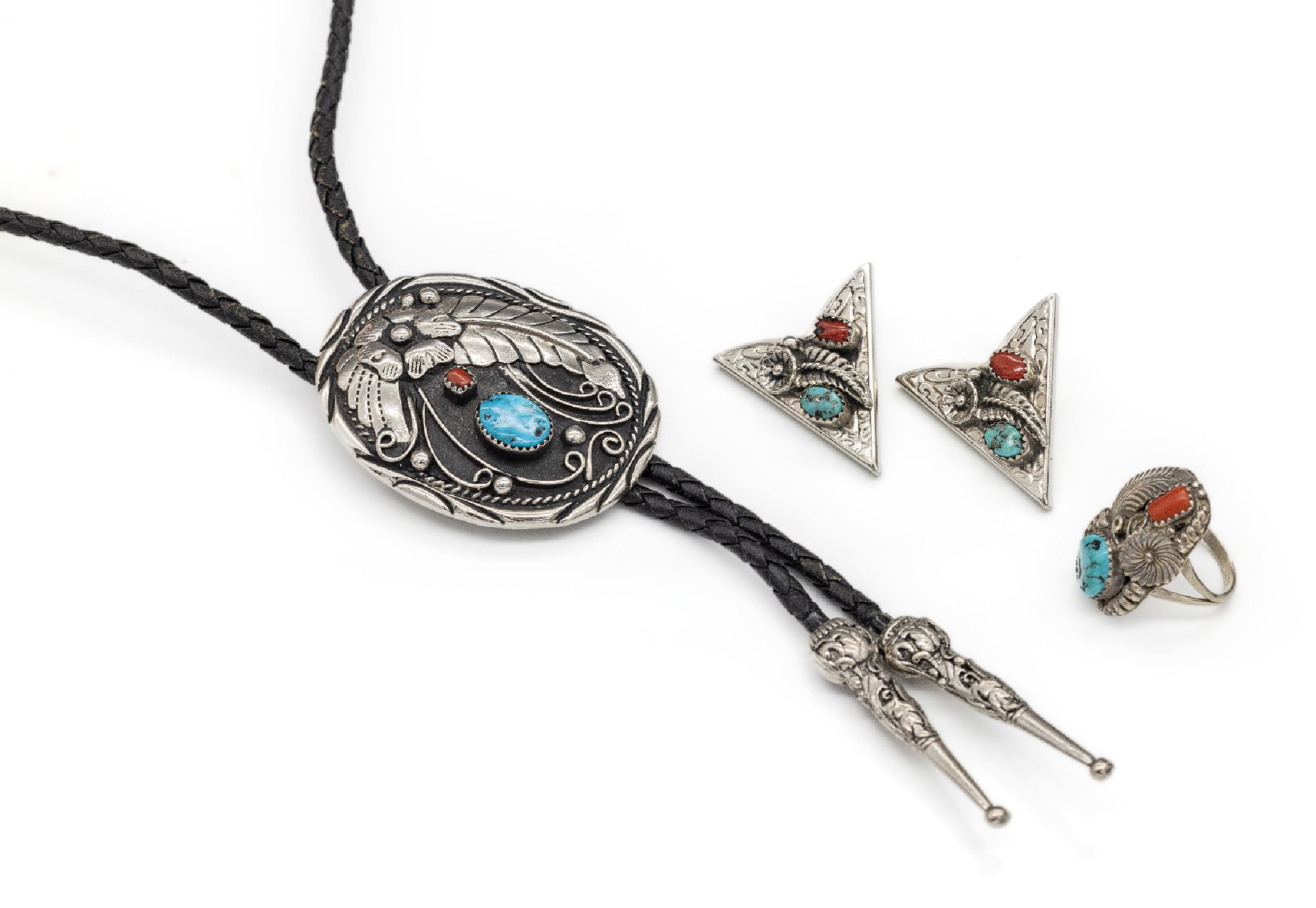 Navajo Schmuck-Konvolut, Silber, best. aus:Collier mit Lederband, 1 Paar Kragenverzierungen und 1 Ring, RW 54, jew. mit Türkisen und Koralle, ...