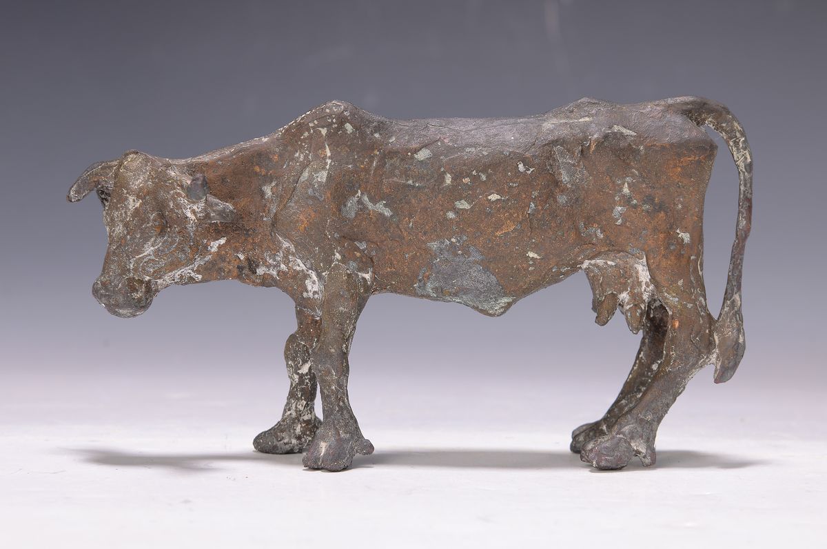 Otto Kallenbach, 1911 Trippstadt, 1992 ebenda, Bronzefigur, Kuh, monogrammiert am Bauch OK, ca. 11.5 x 22 cm