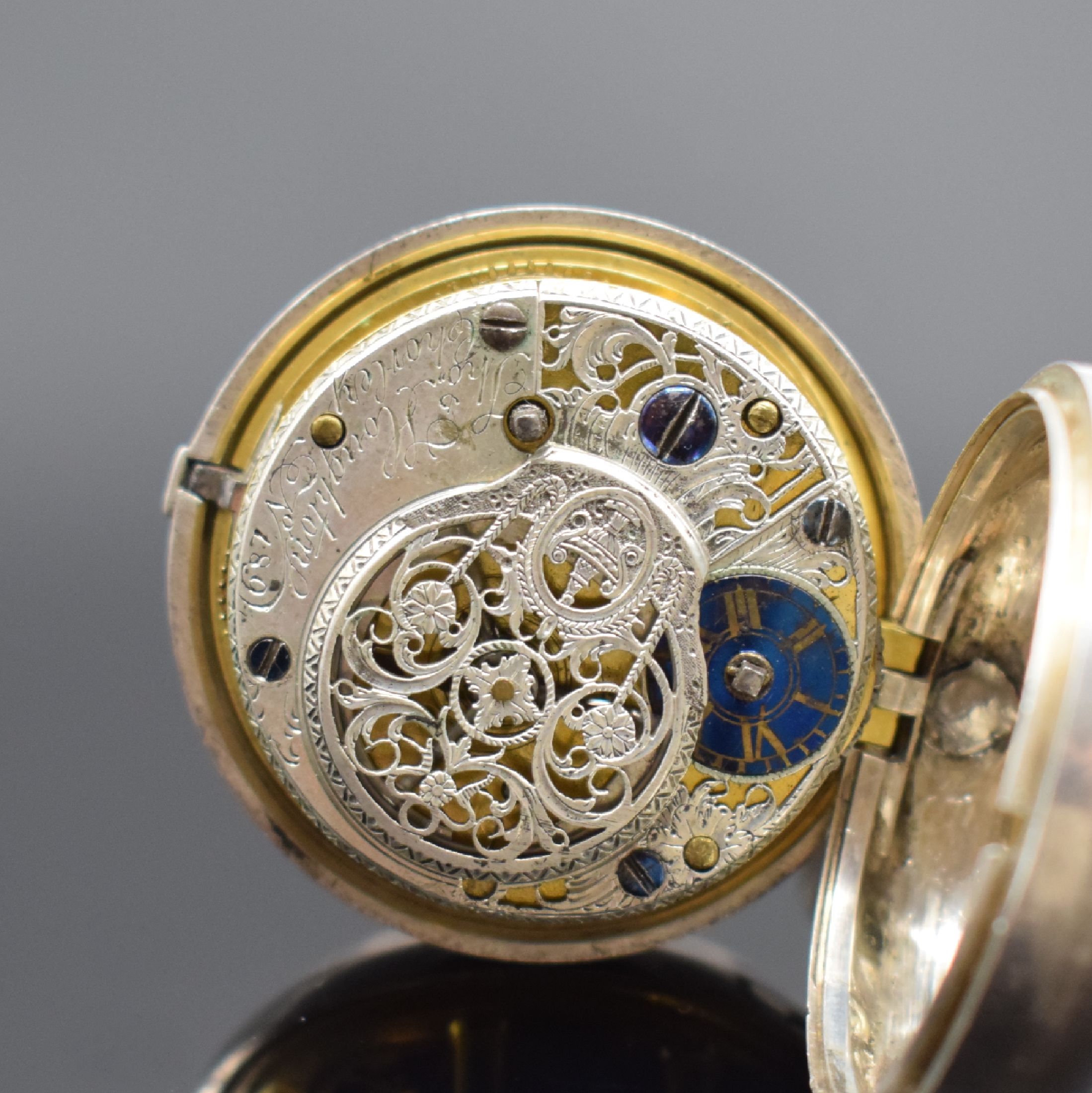 Detail g: Tho. HOUGHTON Spindeltaschenuhr in Silber, England 1781, doppeltes Gehäuse, Emailzifferblatt m. röm. Zahlen & arab. Minuterie, Zeiger lack. (sp.), ...
