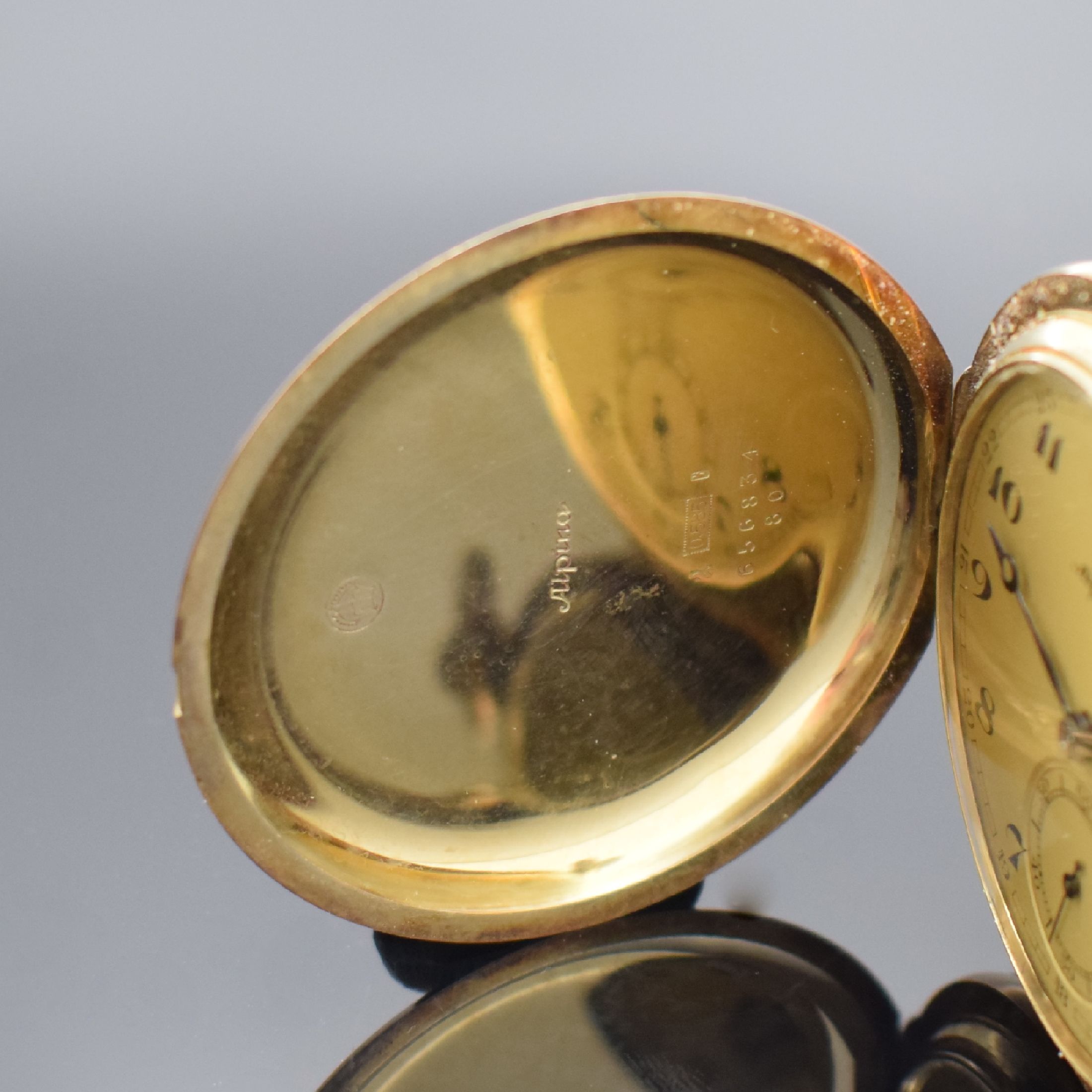 Detail a: ALPINA Savonette in GG 585/000 mit Kaliber 410, Schweiz um 1920, 3-Deckel Goldgeh., Sprungdeckel m. Monogramm, Metallzifferbl. mit arab. Zahlen, ...
