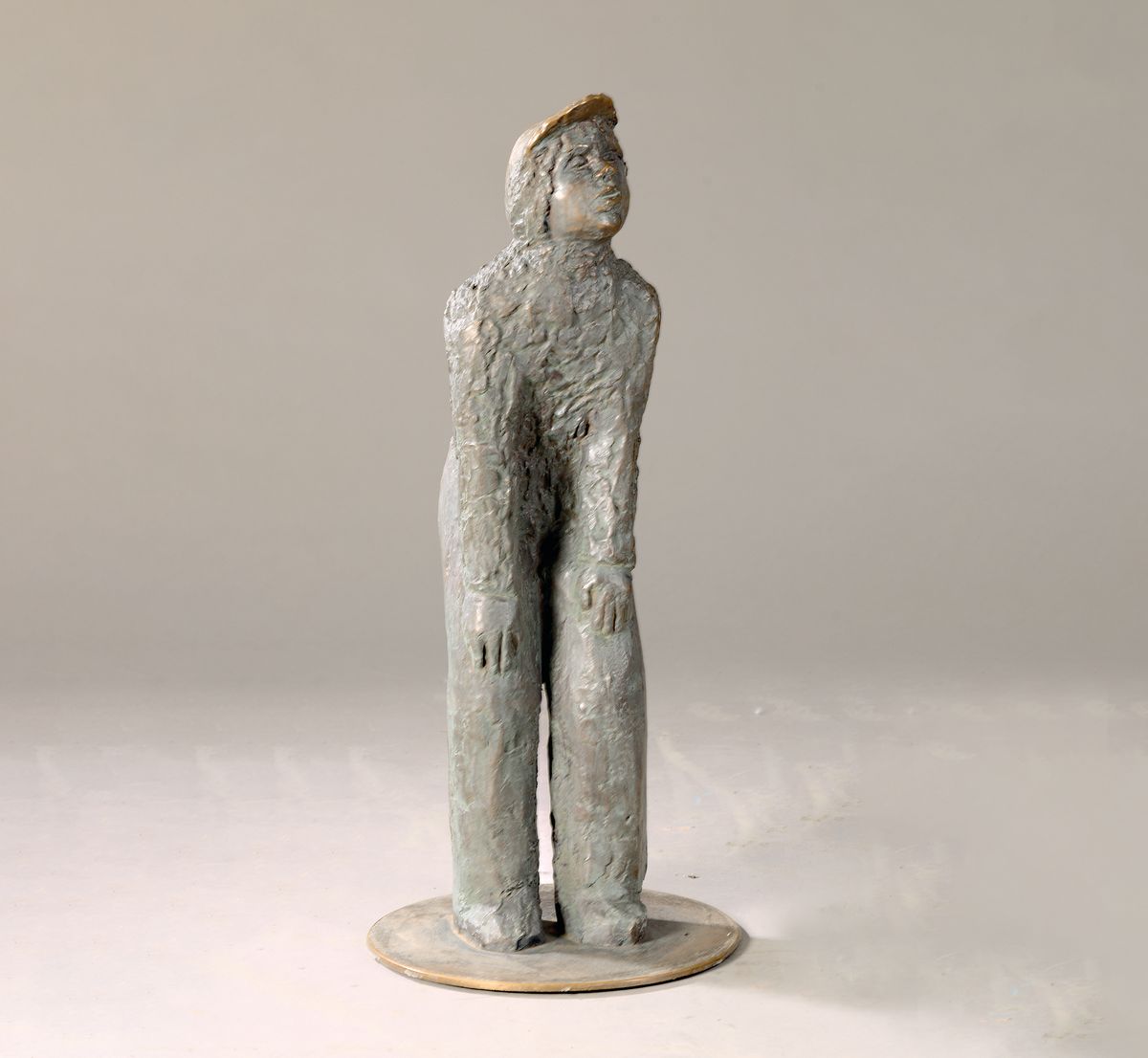 Pieter Sohl, geb. 1933, leicht gebeugt stehender Junge mit Mütze, Bronzeguß, Gießerstempel Schmäke Düsseldorf, H. ca. 93cm, nach Angaben des ...