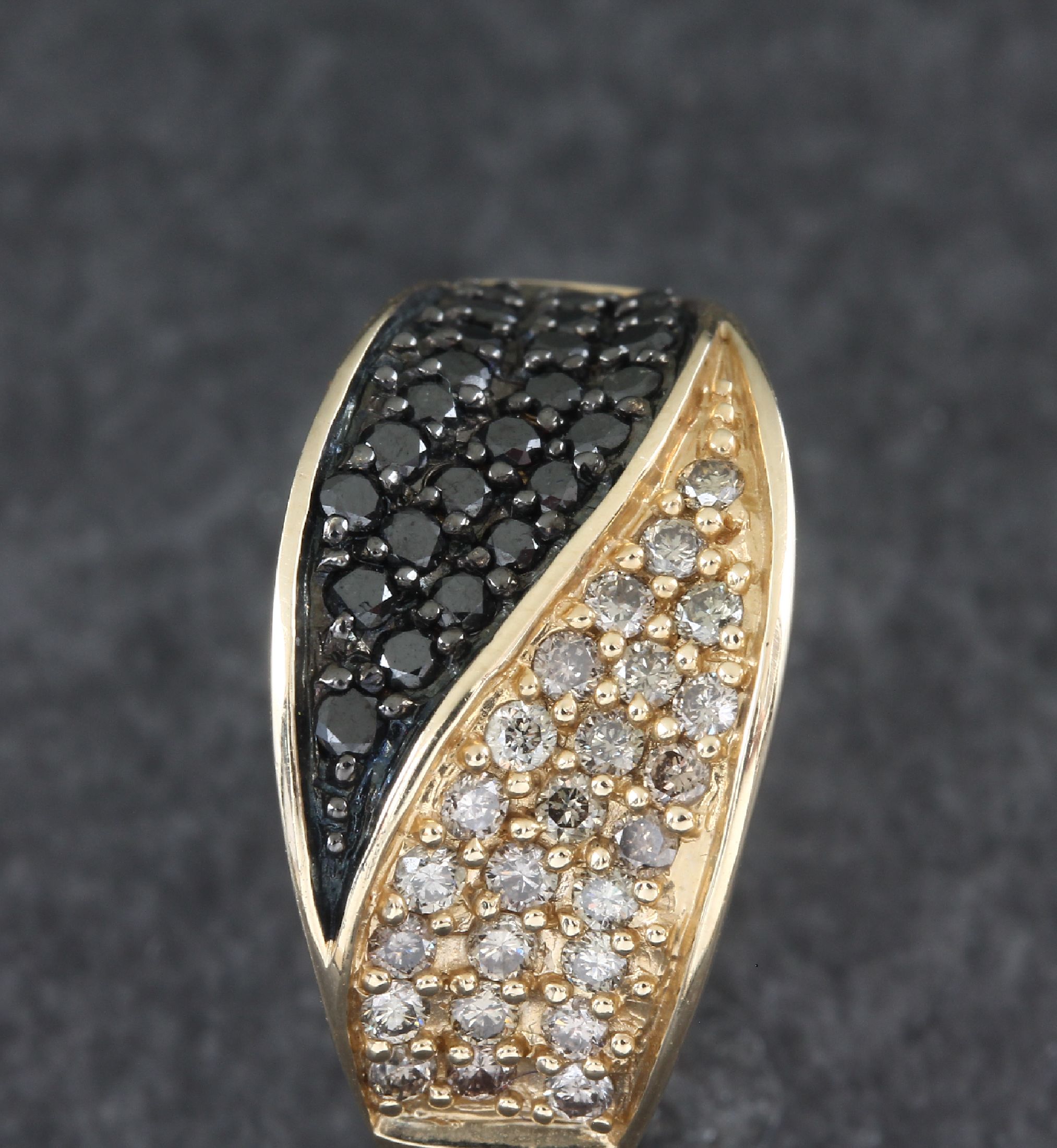 Detail a: 14 kt Gold Brillant-Ring, GG 585/000, 25 schwarze und 25 braune Brillanten zus. ca. 0.50 ct, RW 60, ca. 4.4 g, Hersteller Harry Ivens
