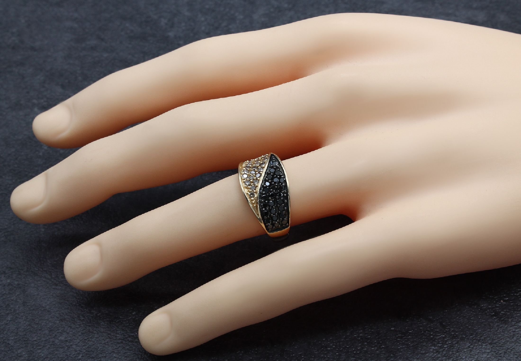 Detail b: 14 kt Gold Brillant-Ring, GG 585/000, 25 schwarze und 25 braune Brillanten zus. ca. 0.50 ct, RW 60, ca. 4.4 g, Hersteller Harry Ivens