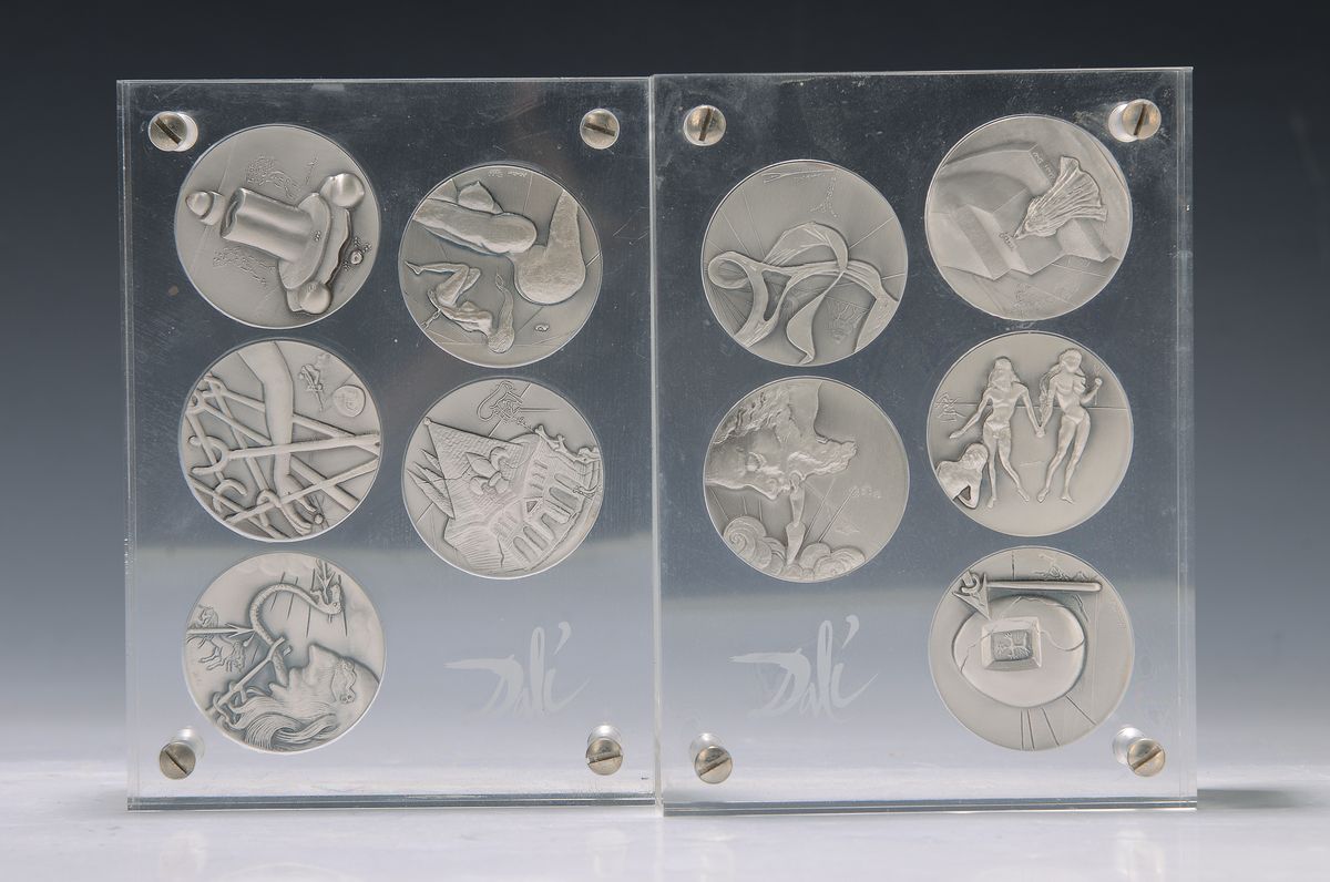 Salvador Dali, 1904-1989, die 10 Gebote, 10 Silbermedaillen reliefiert, Feinsilber, D. je ca. 5cm, in 2 Plexiglasdisplays