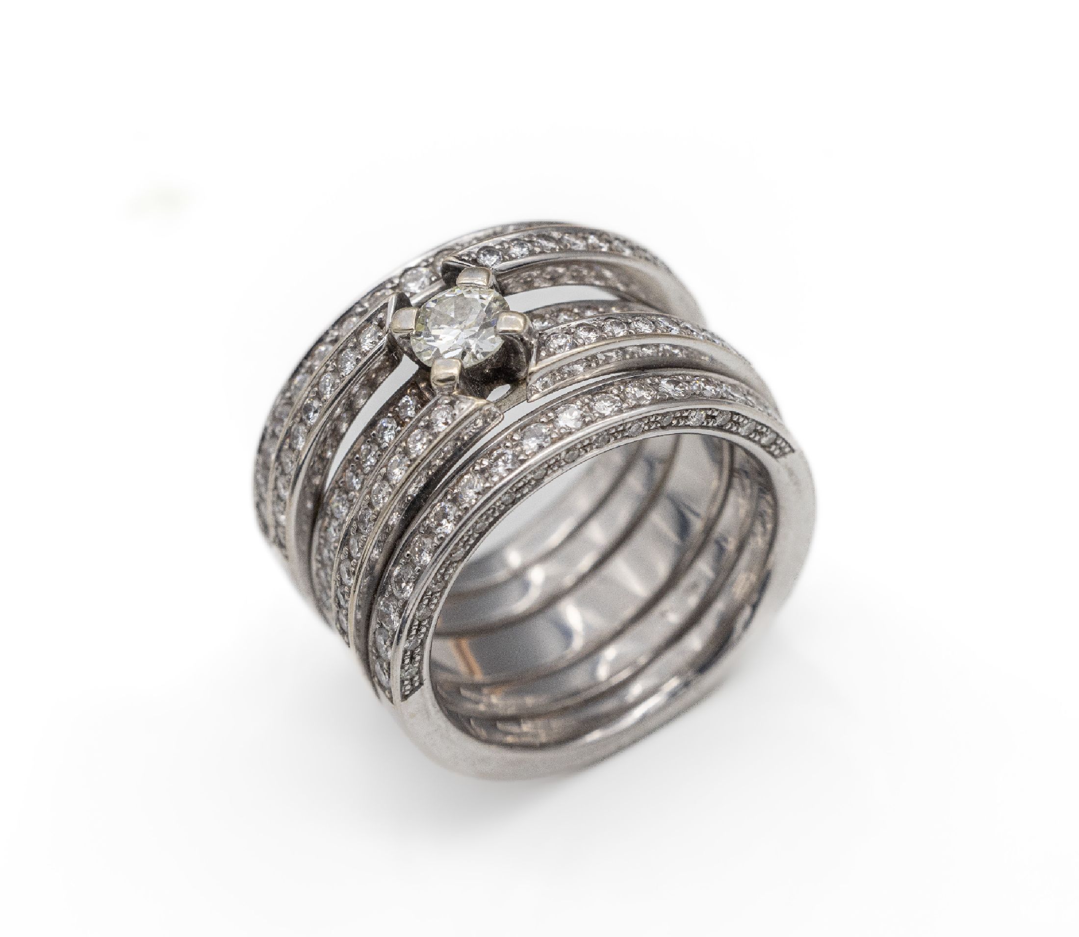 18 kt Gold Brillant-Ring, WG 750/000, 5-rhg., mittig 1 Brillant ca. 0.45 ct l.get. Weiß/si, 138 Brillanten zus. ca. 1.72 ct Weiß/si, RW 59-60, ca. ...