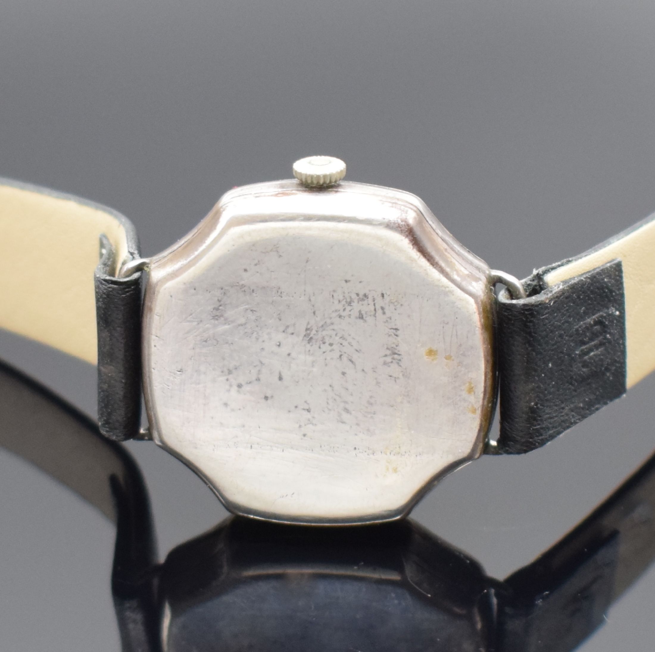 Detail b: LONGINES frühe Armbanduhr in Silber, Schweiz um 1929, Handaufzug, 8-eck. Geh., Boden & Glasrand aufgedr., Emailzifferbl. riss., arab. ...