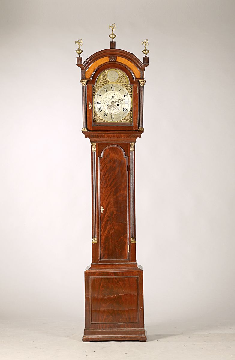 Standuhr, England, um 1780/90, elegantes einteiliges Holzgehäuse, dieses restauriert und mit Politur aufgearbeitet, mittig kannelierte ...