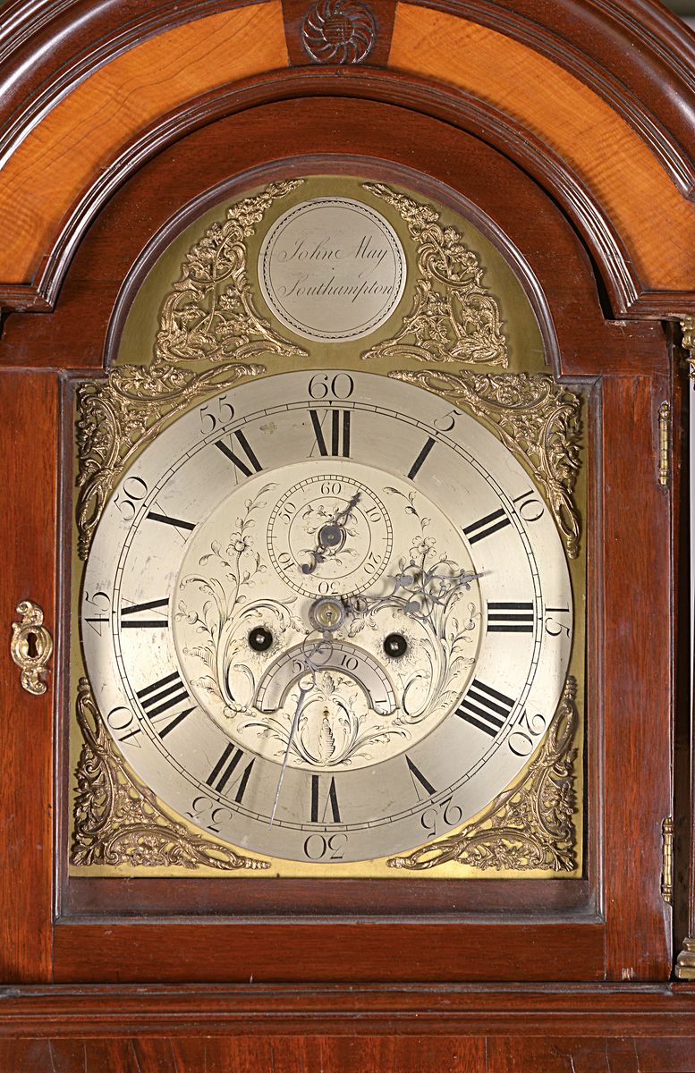 Detail a: Standuhr, England, um 1780/90, elegantes einteiliges Holzgehäuse, dieses restauriert und mit Politur aufgearbeitet, mittig kannelierte ...