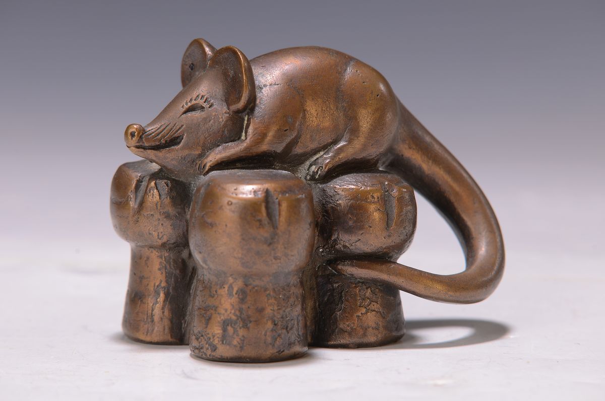 Gernot Rumpf, 1941 Kaiserslautern, Bronzeskulptur, Maus auf Sektkorken sitzend, Monogramm u. Giesserstempel, ca. 7x9 cm